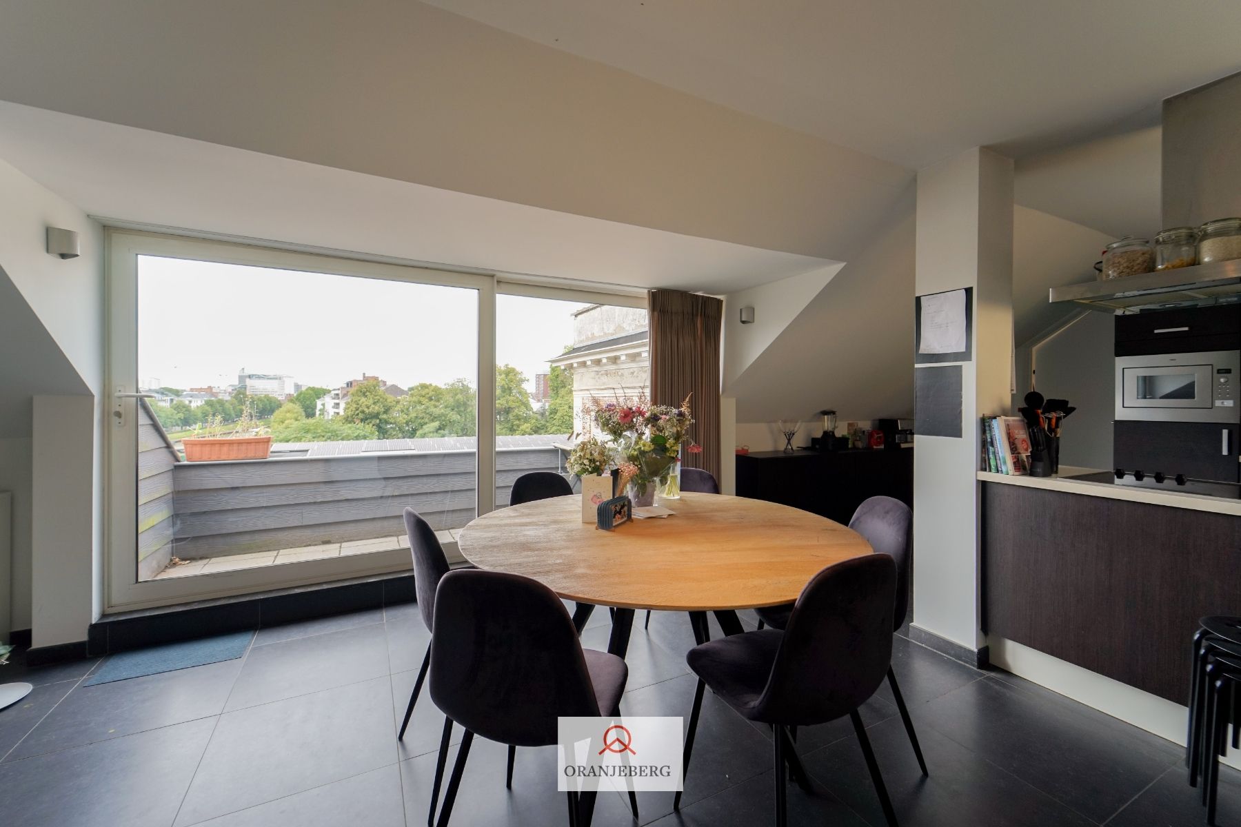 Centraal gelegen 2 slaapkamer-appartement met zicht op de Coupure! foto 9