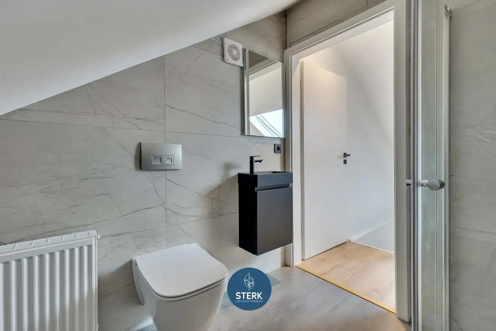 MODERN GERENOVEERDE GEZINSWONING MET 5 SLPKS + 2 BADKAMERS TE LANAKEN !  foto 22