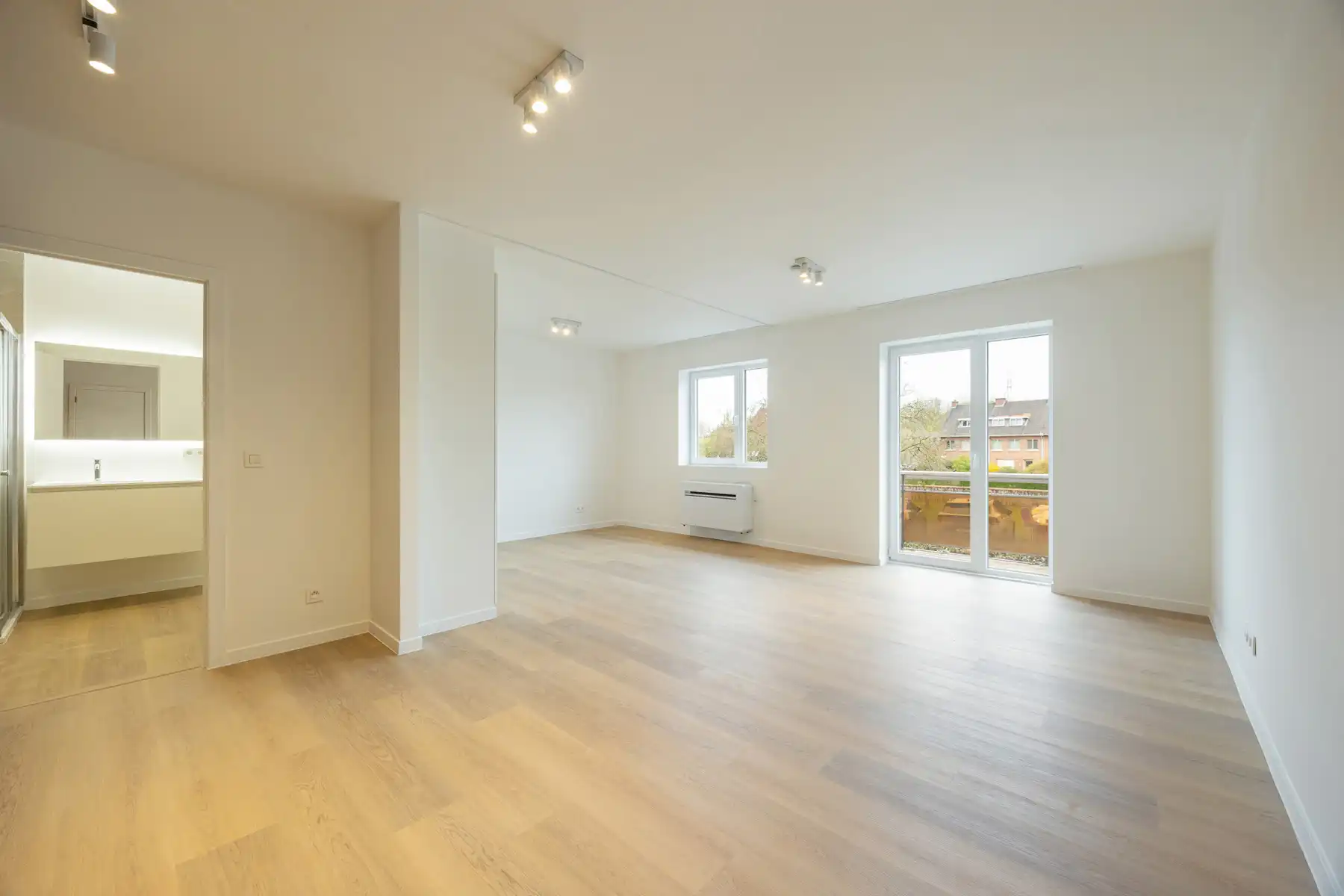 Gerenoveerde studio met aparte slaaphoek, terras en parking foto 2