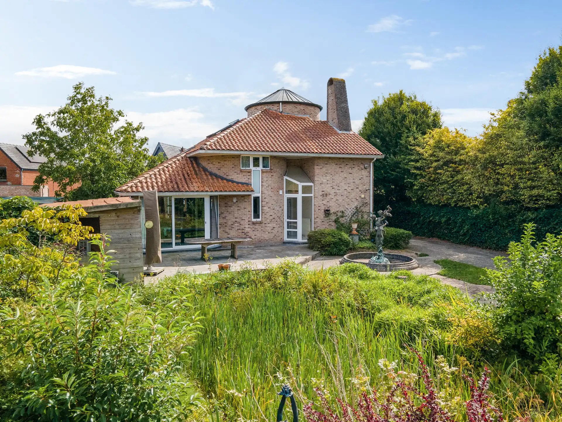 Gezinswoning met kantoor en prachtige tuin te Vosselaar.  foto {{pictureIndex}}