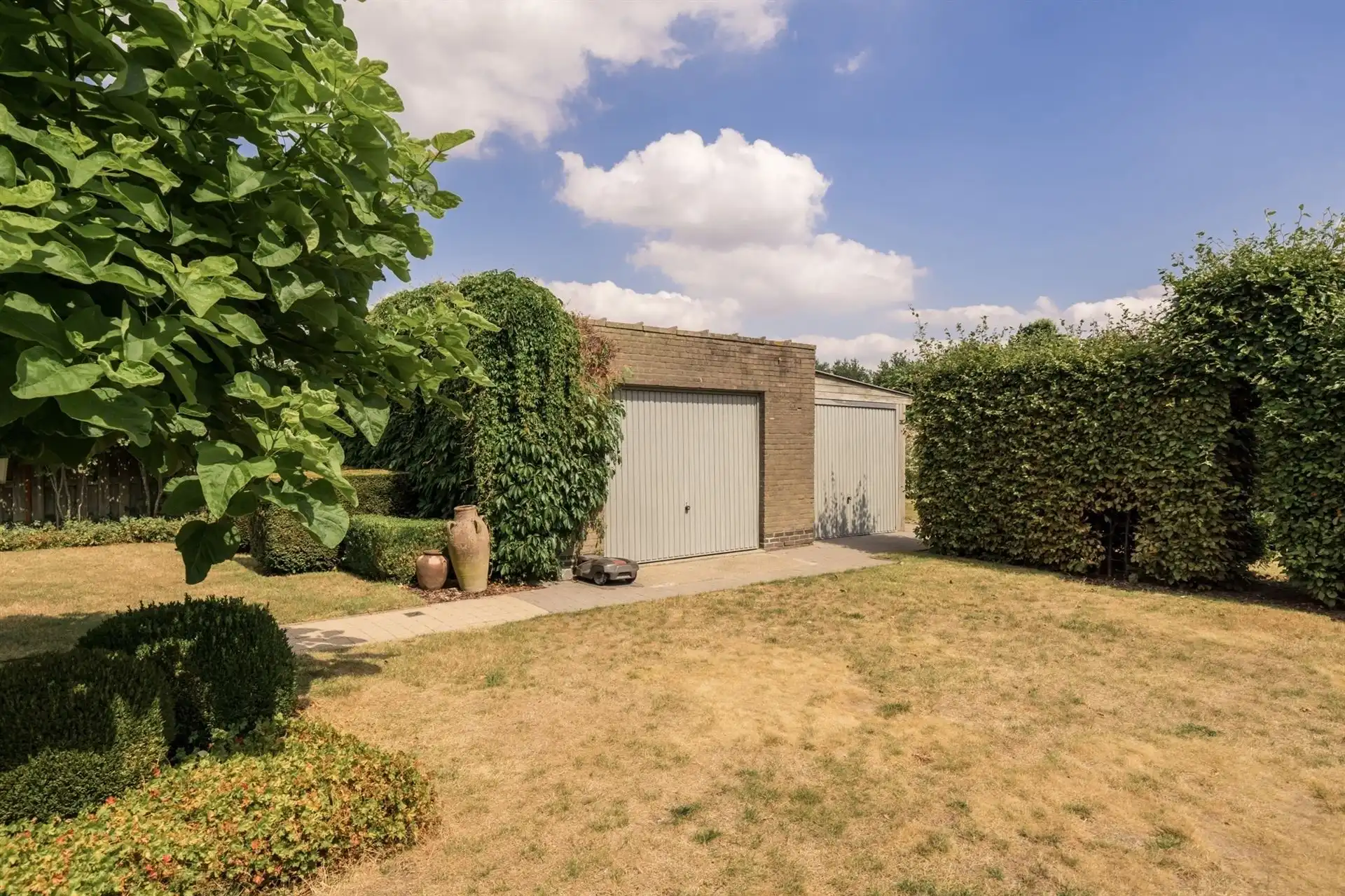 Ruime halfopen bebouwing  met 5 slaapkamers, tuin en garage. foto 28