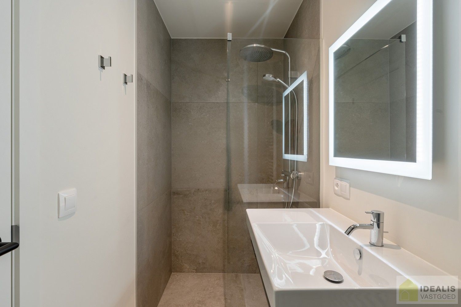 PRACHTIGE, PERFECT ONDERHOUDEN EN MODERN OPGETROKKEN WONING MET EEN HEERLIJK LICHTRIJKE WOONKAMER MET OPEN KEUKEN, 3 SLAAPKAMERS, 2 BADKAMERS VOORZIEN VAN ALLE COMFORT foto 28