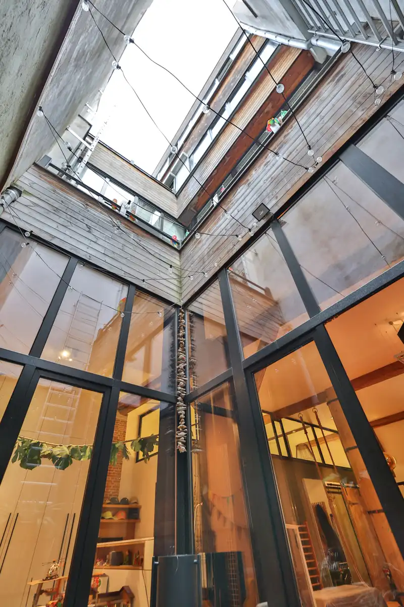 Stoer, warm en verrassend ruim — Loftgevoel met buitenruimte foto 6