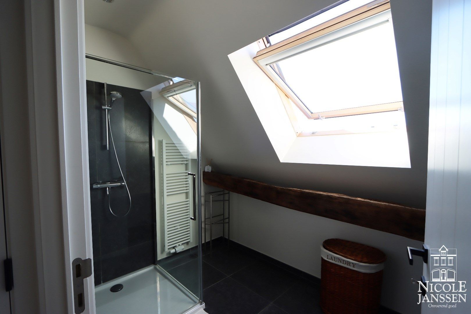 Prachtig duplex-appartement met twee slaapkamers en ruim dakterras in het hartje van Maaseik foto 8