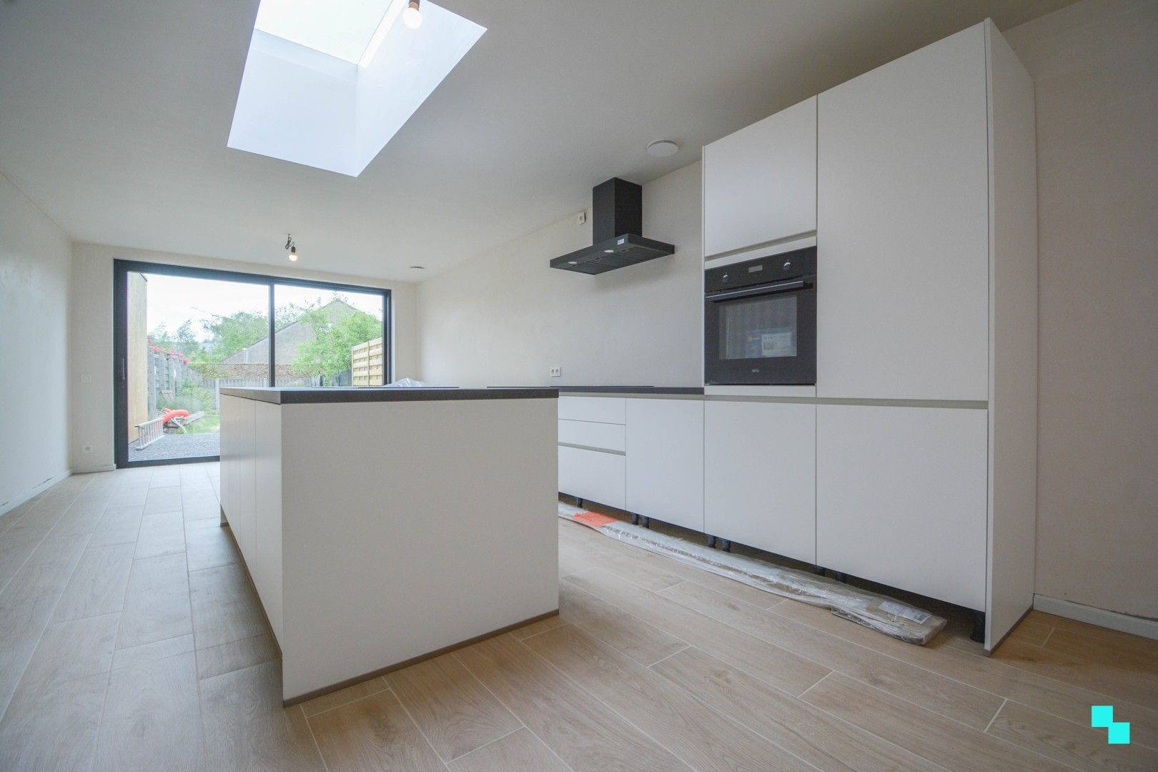 Totaal gerenoveerde woning met garage te centrum Roeselare foto 8