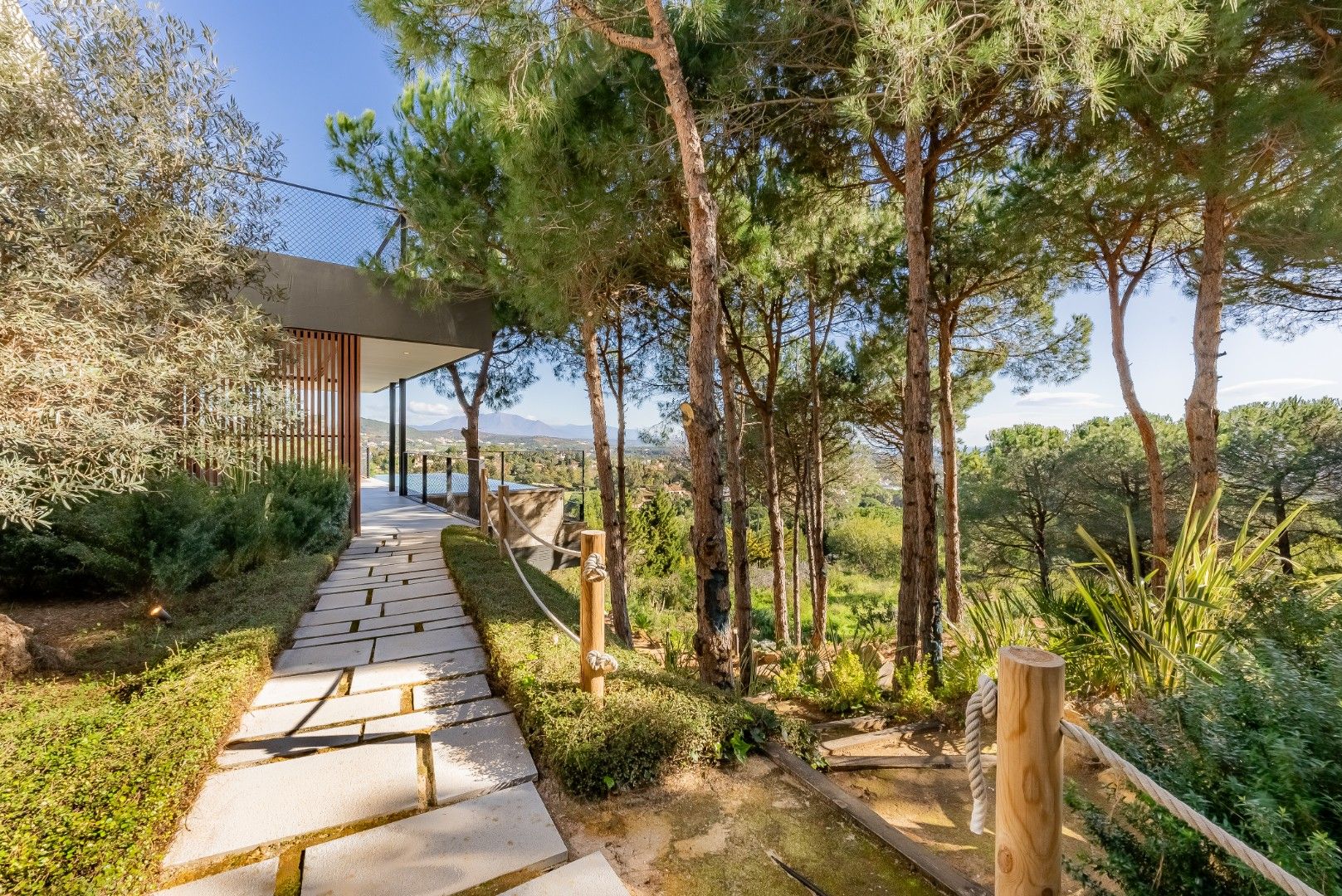 Stunning modern villa with panoramic views to the sea and golf in Sotogrande. foto 1