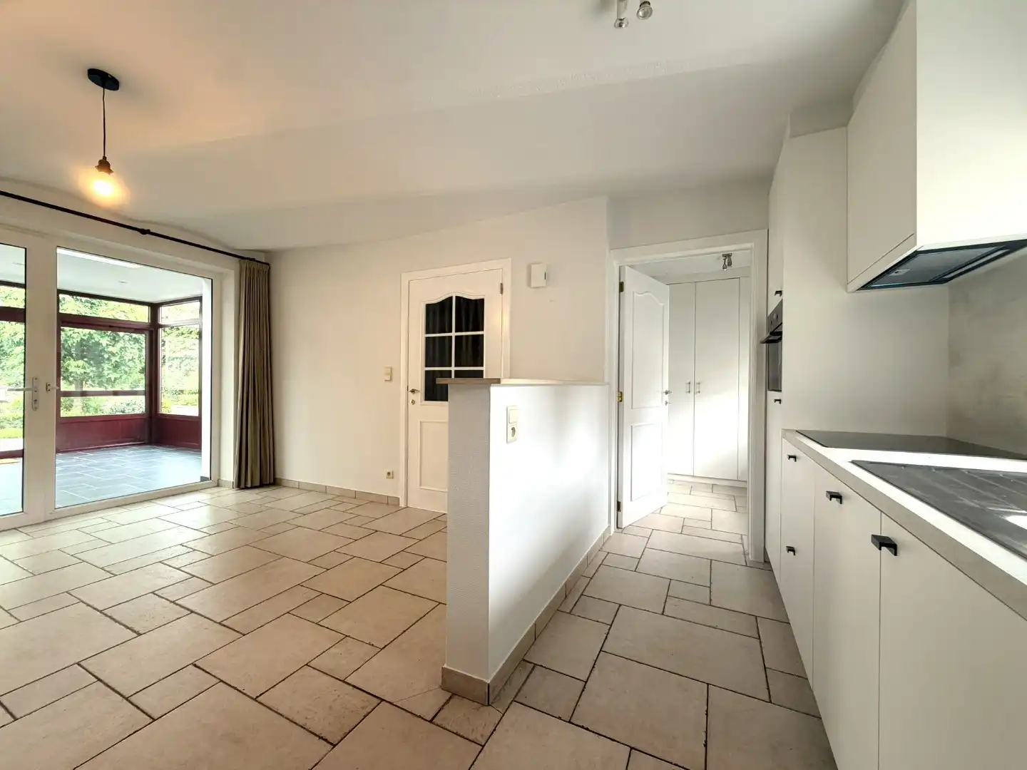 Bijzonder charmante benedenwoonst met 1 slaapkamer, veranda, terras en twee autostandplaatsen foto 15