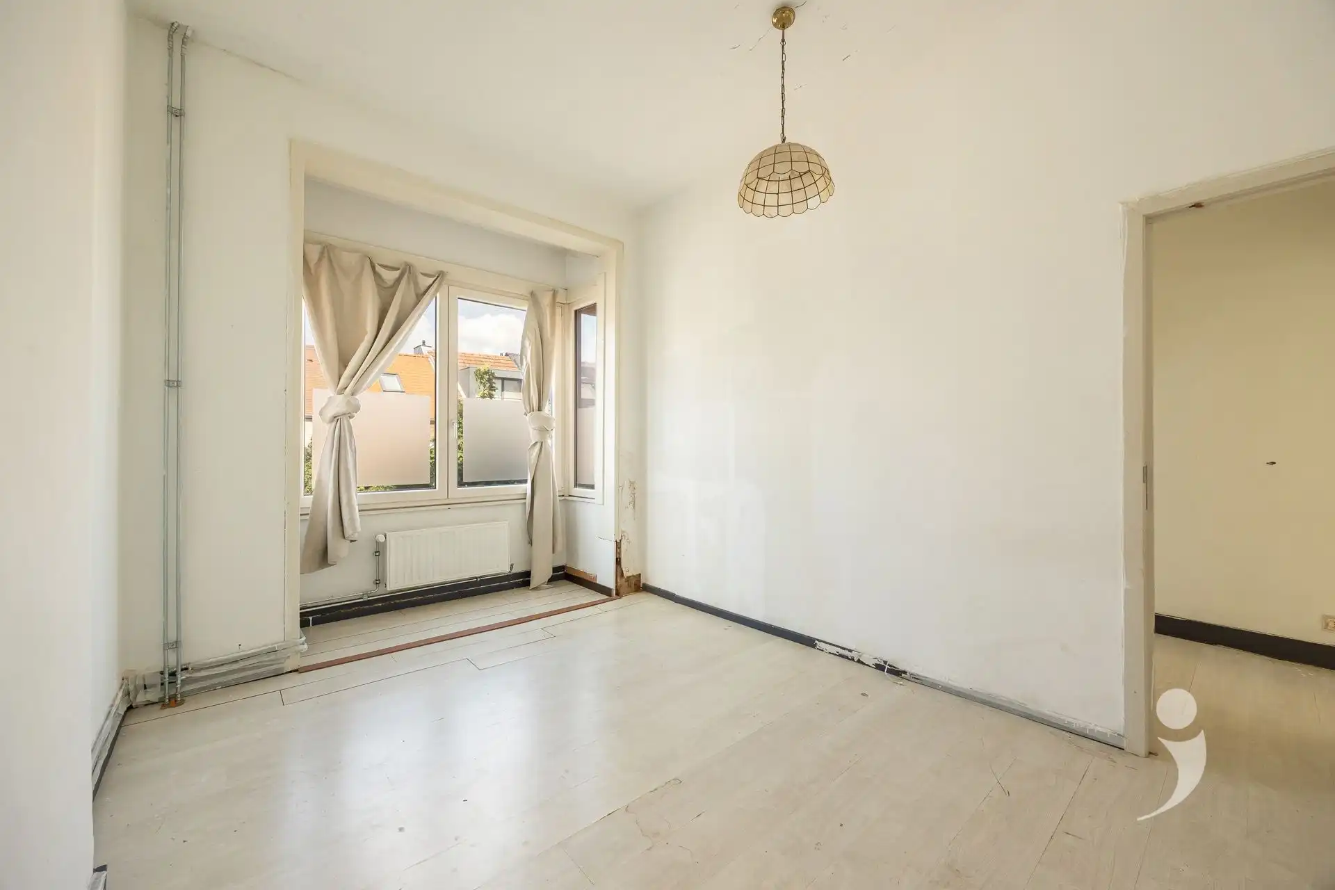 Op te frissen rijwoning met veel karakter (en garage) foto 11