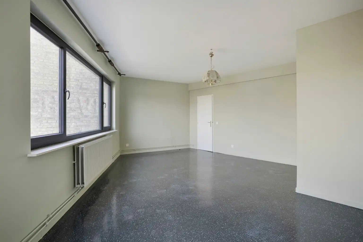 Handelspand te Zellik gelegen op drukke steenweg foto 9