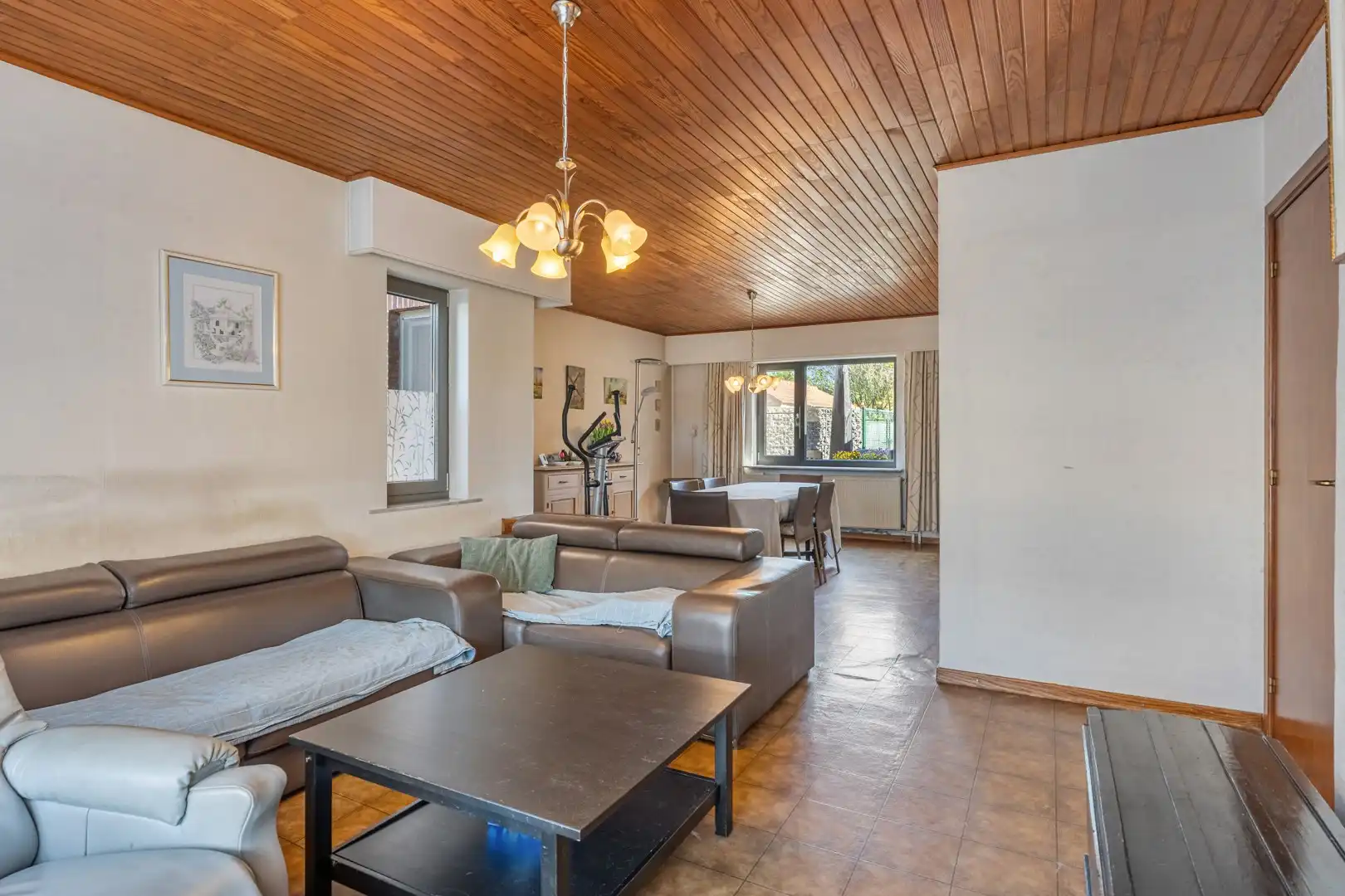 Droomt u van een woning te koop met ruimte, een groot perceel en heel wat mogelijkheden? Dan is deze halfopen bebouwing op een perceel van 10 are 14 absoluut het ontdekken waard 🏡. foto 7