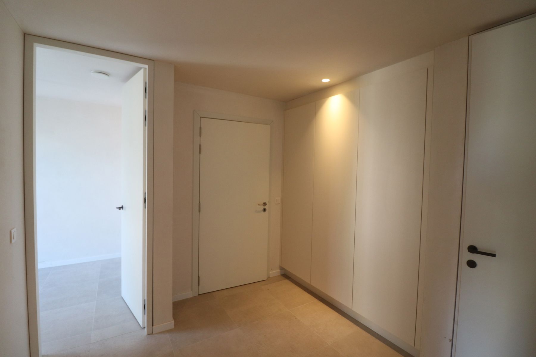 Prachtig nieuwbouwappartement met 2 slaapkamers, groot overdekt terras, autostaanplaats en berging. foto 6