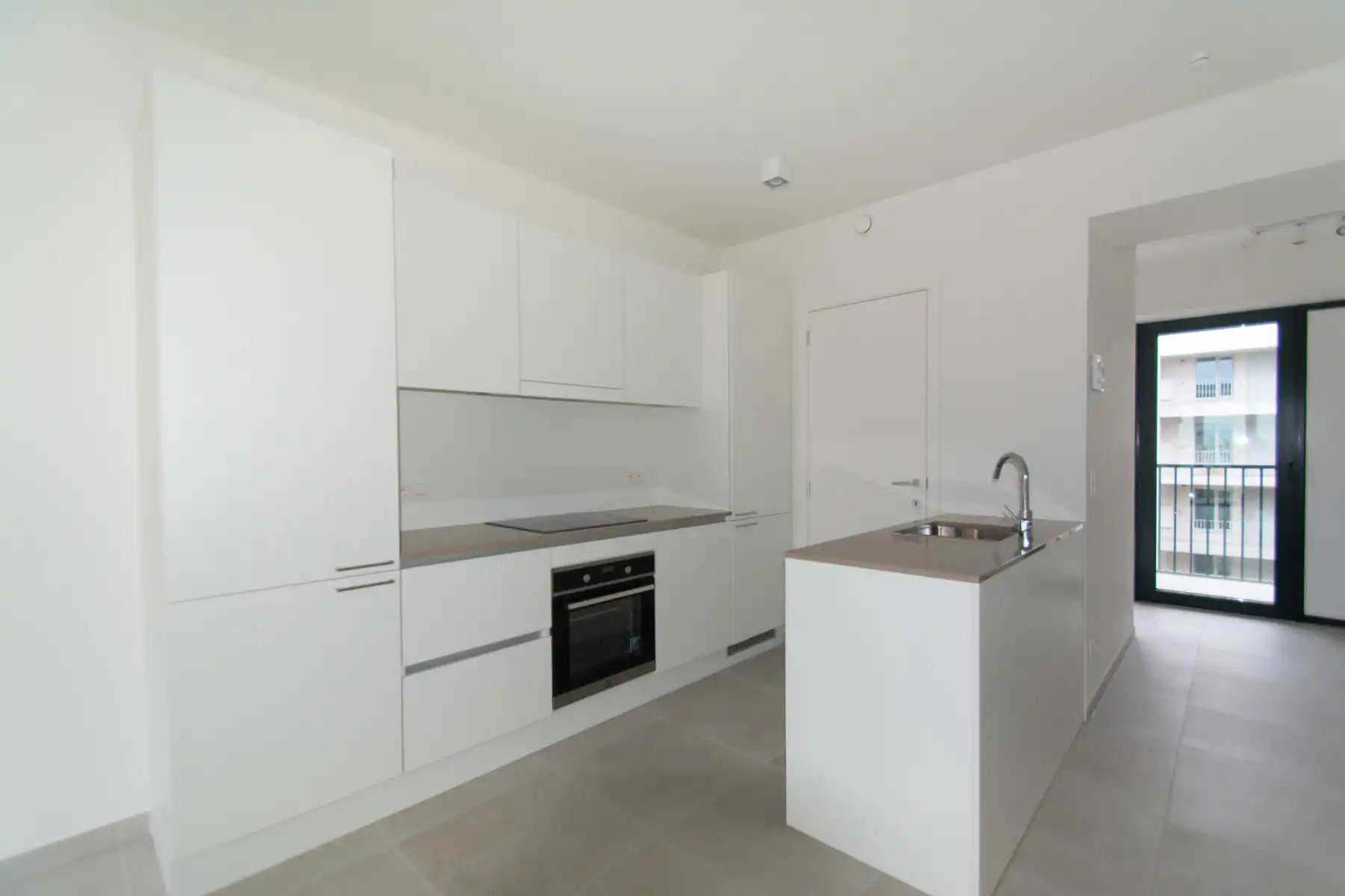 Modern en lichtrijk  2-slaapkamerappartement met terras foto 3