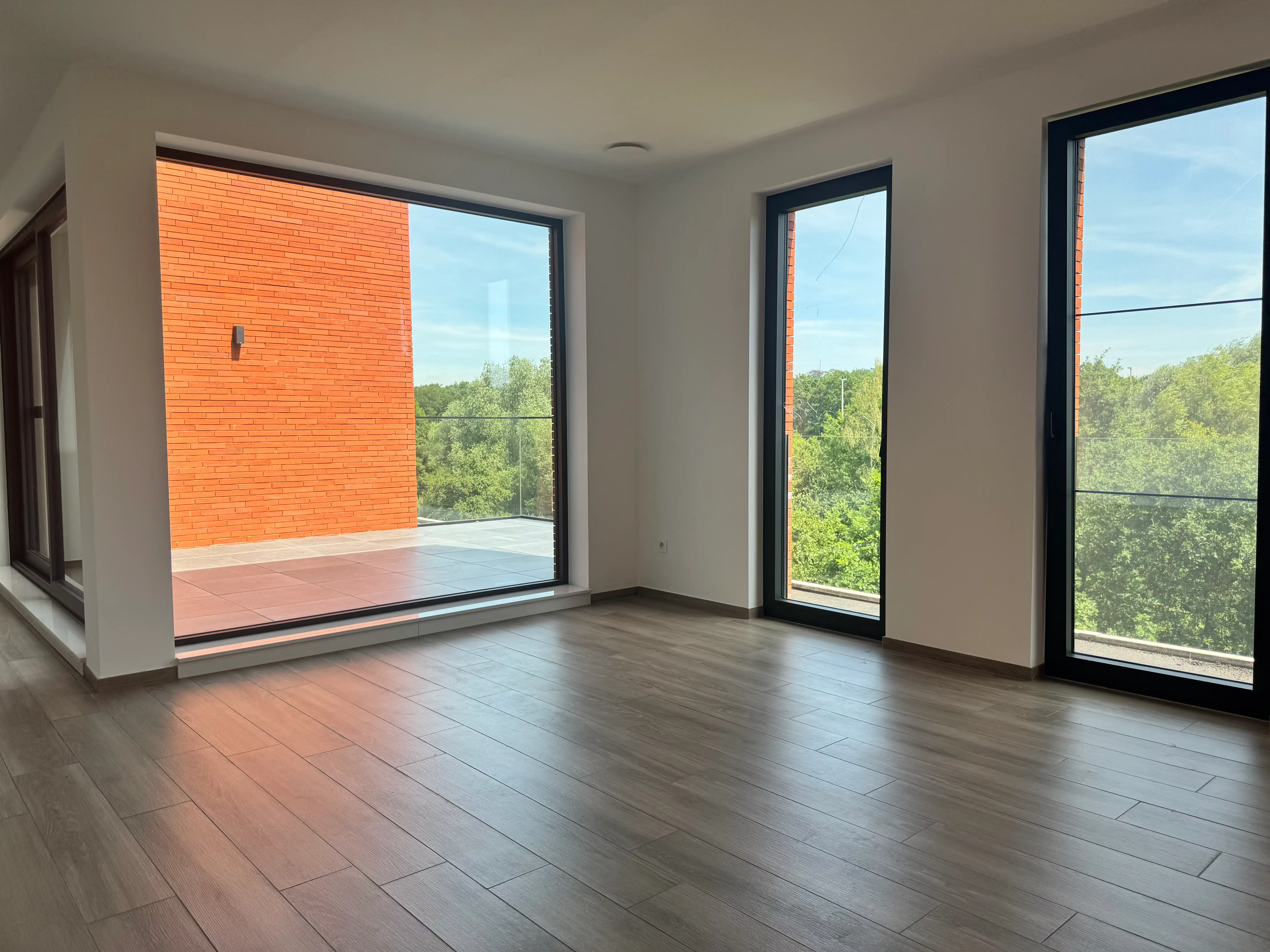 Modern appartement met 2 slaapkamers en 2 autostaanplaatsen foto 9