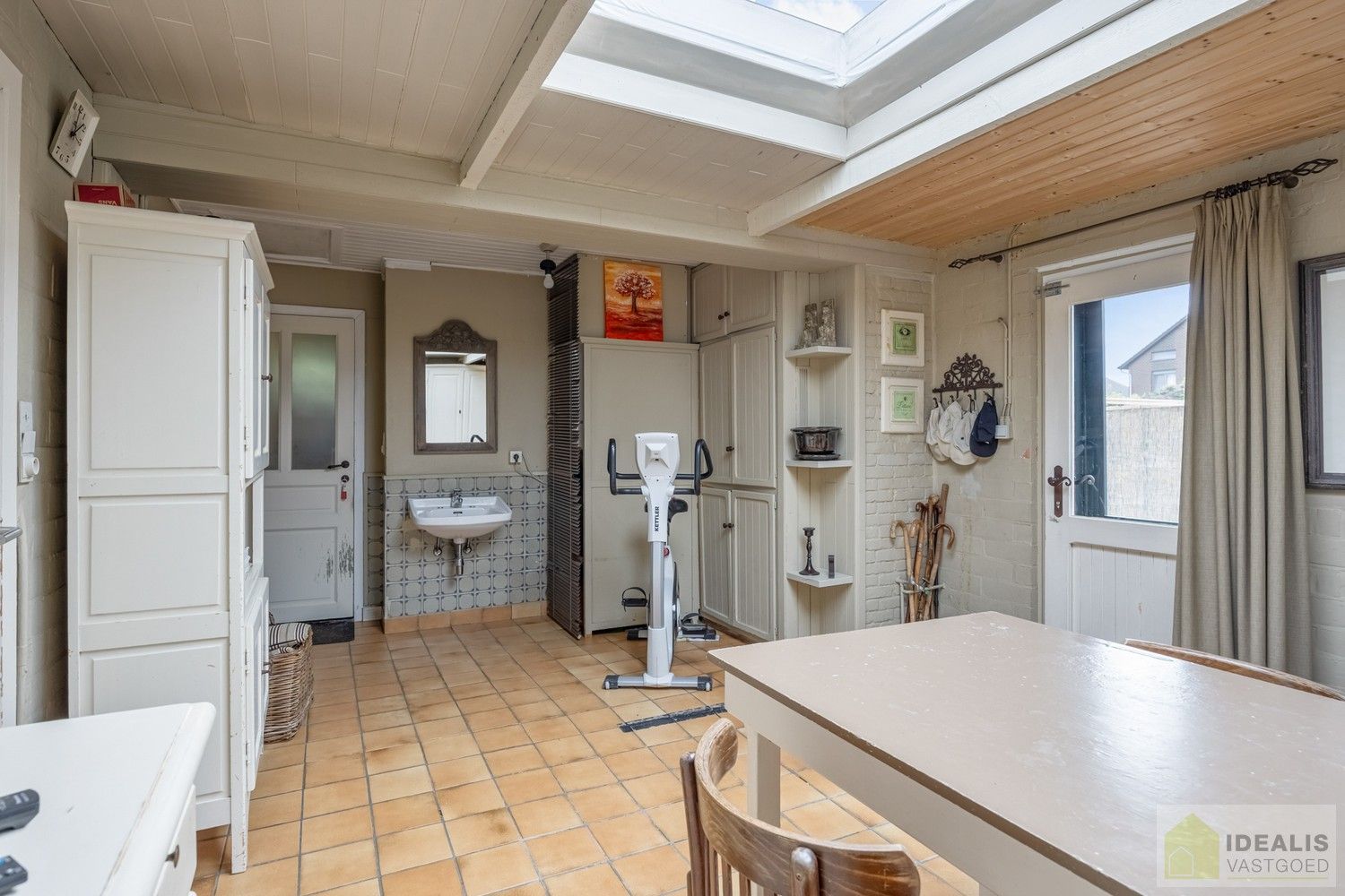 RUIME, CHARMANTE EN INSTAPKLARE WONING IN HARTJE HAMONT! HEERLIJKE WOONKAMER VOORZIEN VAN PARKET EN MET HAARD, LICHTRIJKE KEUKEN MET DIRECTE TOEGANG TOT PRACHTIGE VERANDA, 4 SLAAPKAMERS, RUIME GARAGE EN PRACHTIG AANGELEGDE TUIN OP SCHITTEREND PERCEEL VAN 7A 55CA IN HET HARTJE VAN HAMONT-ACHEL EN OP SLECHTS ENKELE MINUTEN VAN DE NEDERLANDSE GRENS! foto 32
