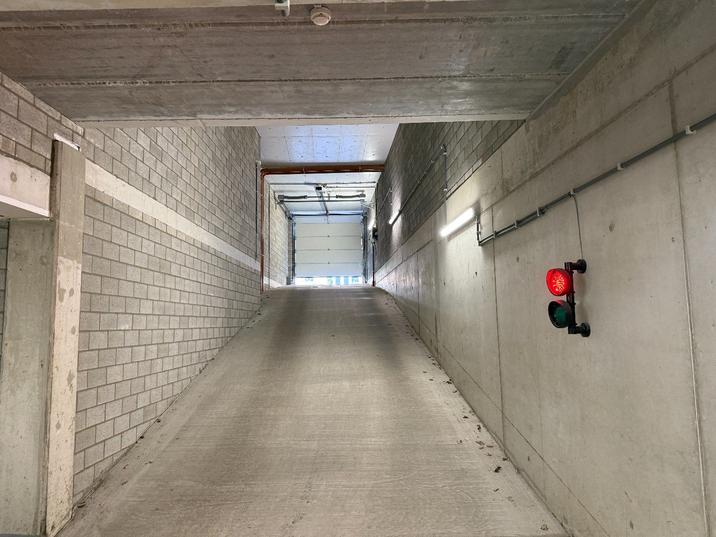Ondergrondse autostaanplaats in residentieel appartementsgebouw foto 5