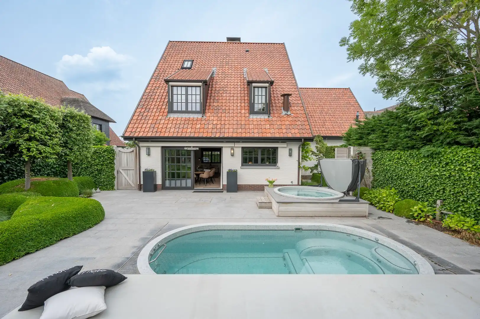Hedendaagse alleenstaande villa gelegen in een rustige omgeving te Knokke. foto {{pictureIndex}}