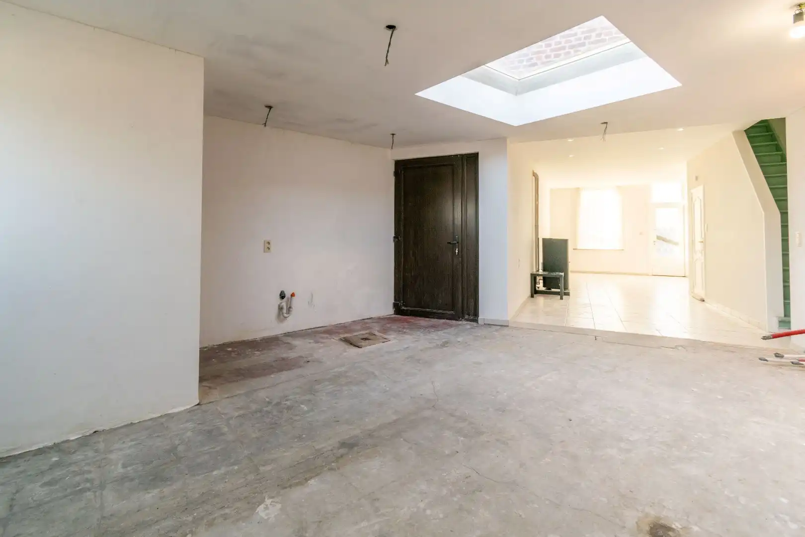 Een goed gelegen, verder af te werken rijwoning! foto 5