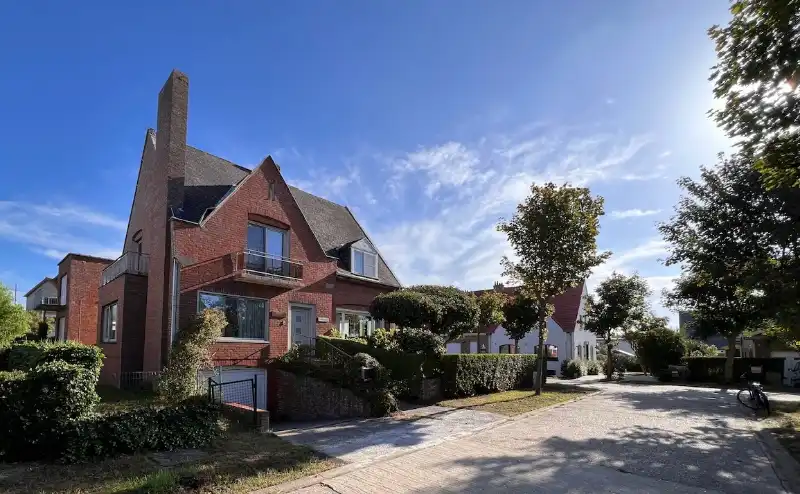 Karaktervolle tweewoonst in statige villa met tuintje foto {{pictureIndex}}