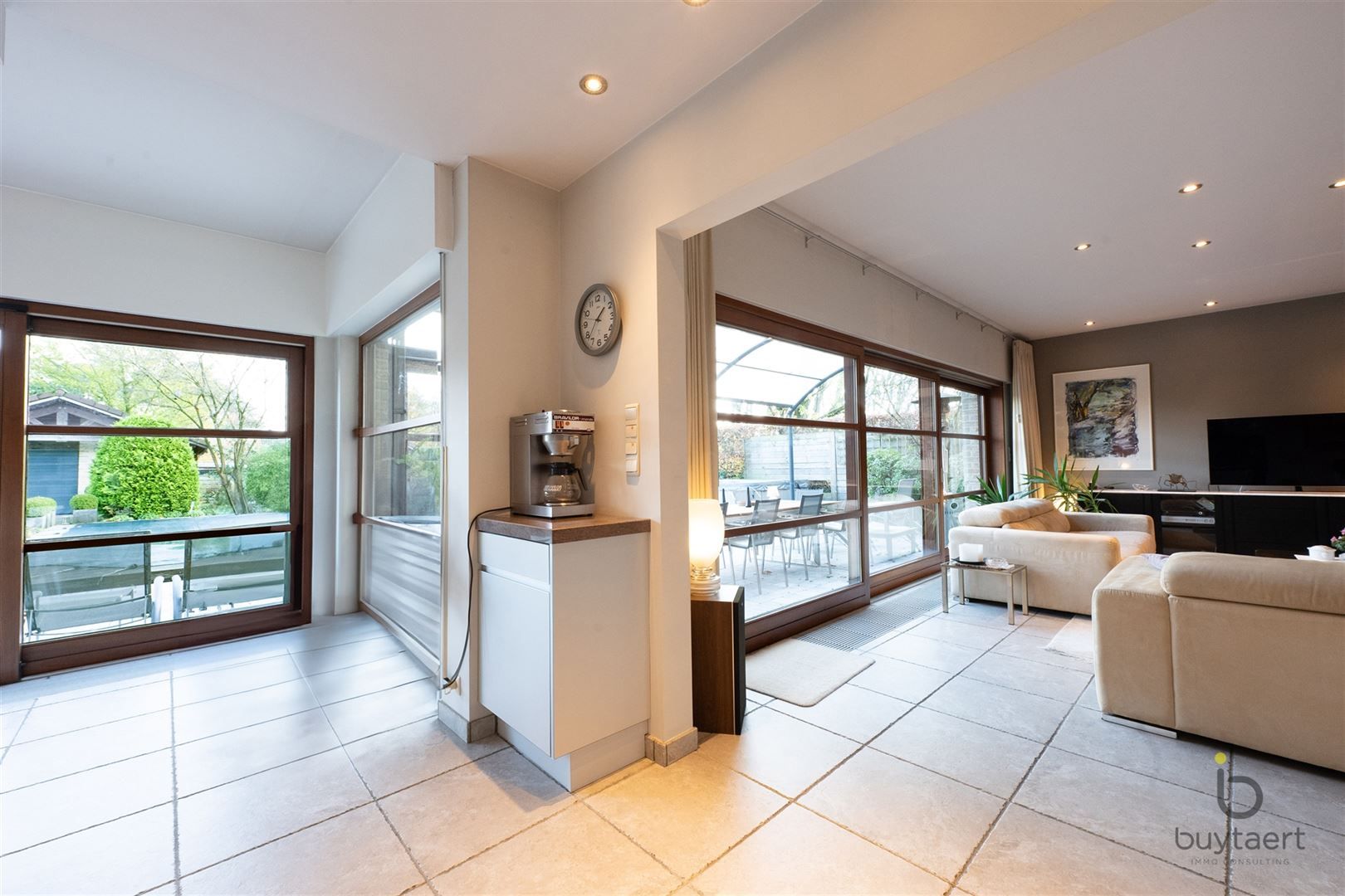 RUIMTE, RUST EN ONTSPANNING: MODERNE VILLA MET ZWEMBAD, SAUNA EN JACUZZI foto 14