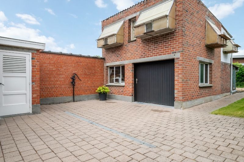Ledegem-centrum. Sterk gebouwde half open bebouwing met 3 slaapkamers, bijgebouw en extra mogelijkheden. Perceel +/- 346m2. Te vernieuwen ! foto 13