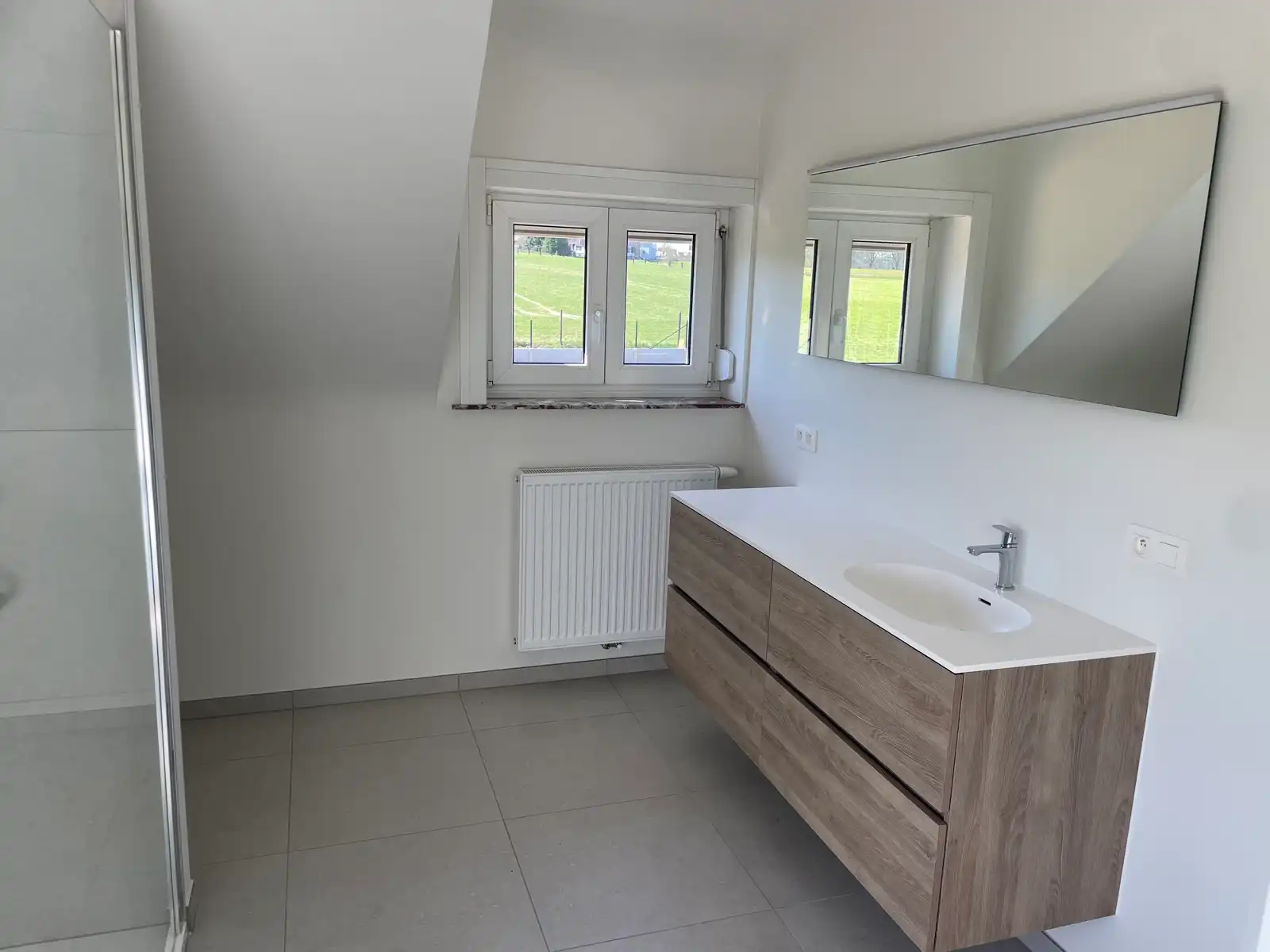 Leemans Immobiliën stelt u deze volledig gerenoveerde woning voor, gelegen op een gegeerde en centrale locatie in Asse. foto 8