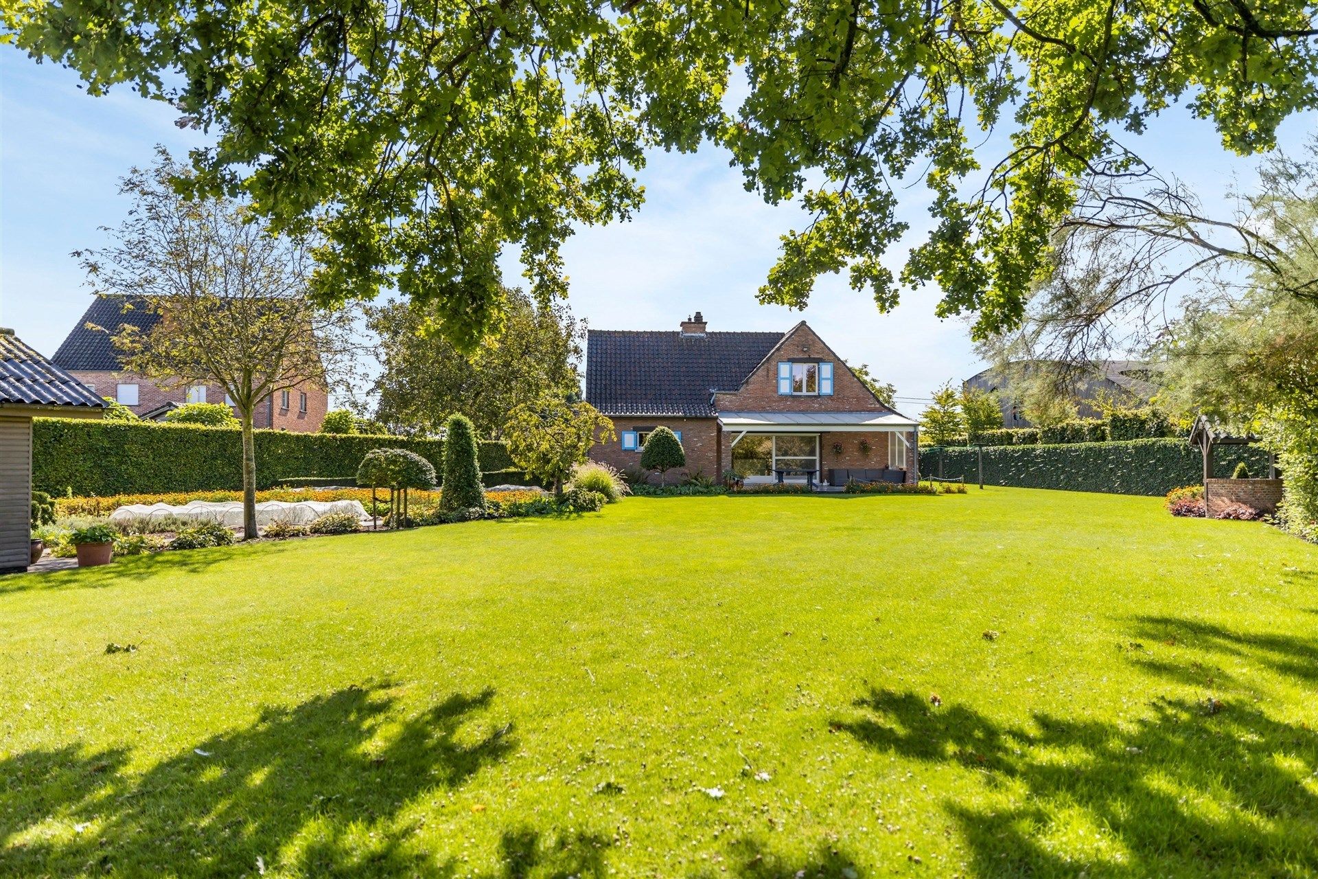 Charmante gezinswoning met 4 slaapkamers en mooi aangelegde tuin op 1.185m² foto 24