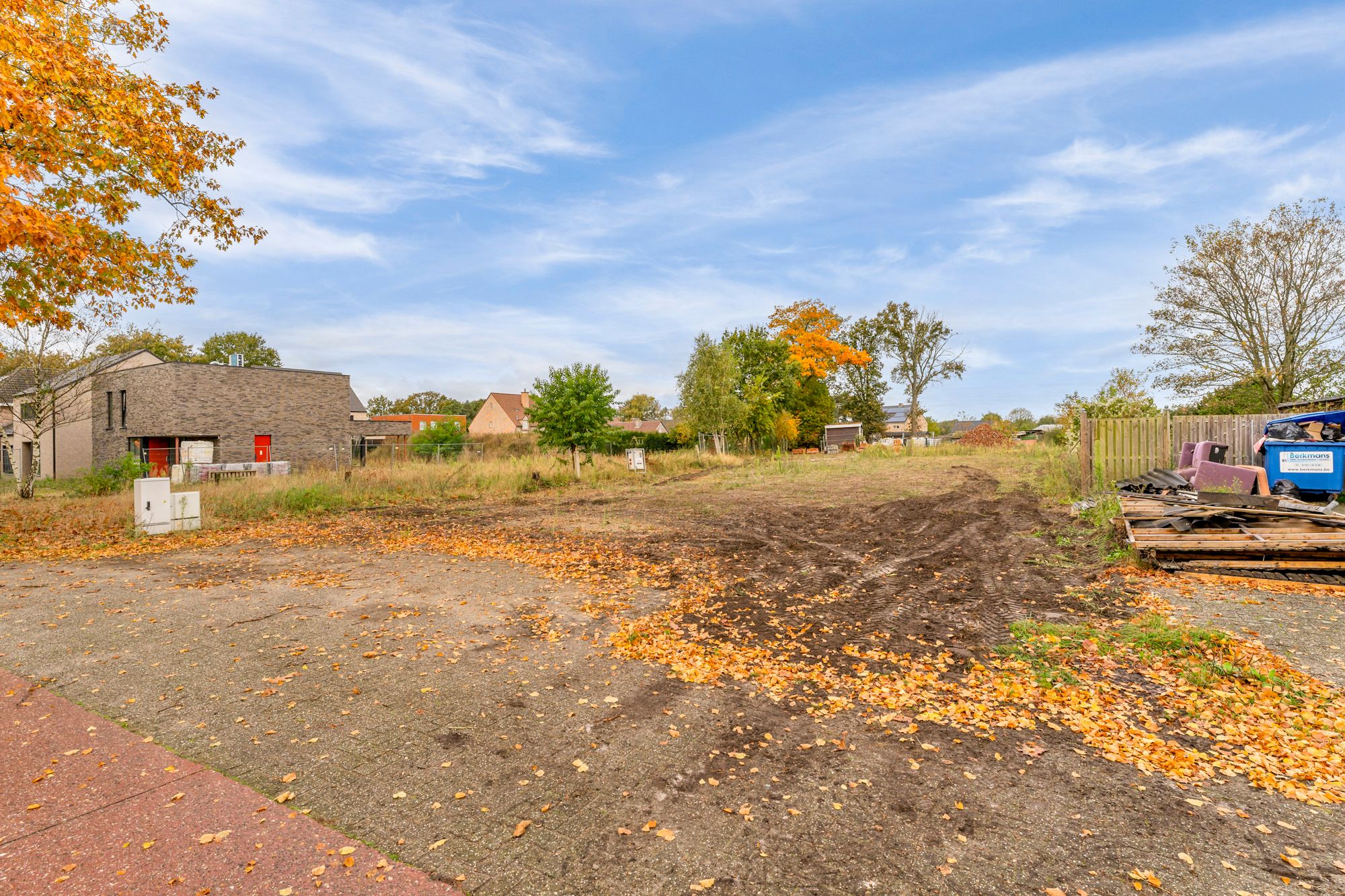 KNAPPE BOUWKAVEL (+-17A) OP GROENE, DOCH CENTRALE EN GUNSTIGE LOCATIE IN LOMMEL! Deze bouwkavel met maar liefst een oppervlakte van +-17a biedt de mogelijkheid voor het bouwen van een prachtige eengezinswoning op een heerlijke plek. Zo zijn basisschool, supermarkt, bakker, apotheek, horeca op fietsafstand bereikbaar. Centraal tussen Lommel en Leopoldsburg gelegen. foto 4