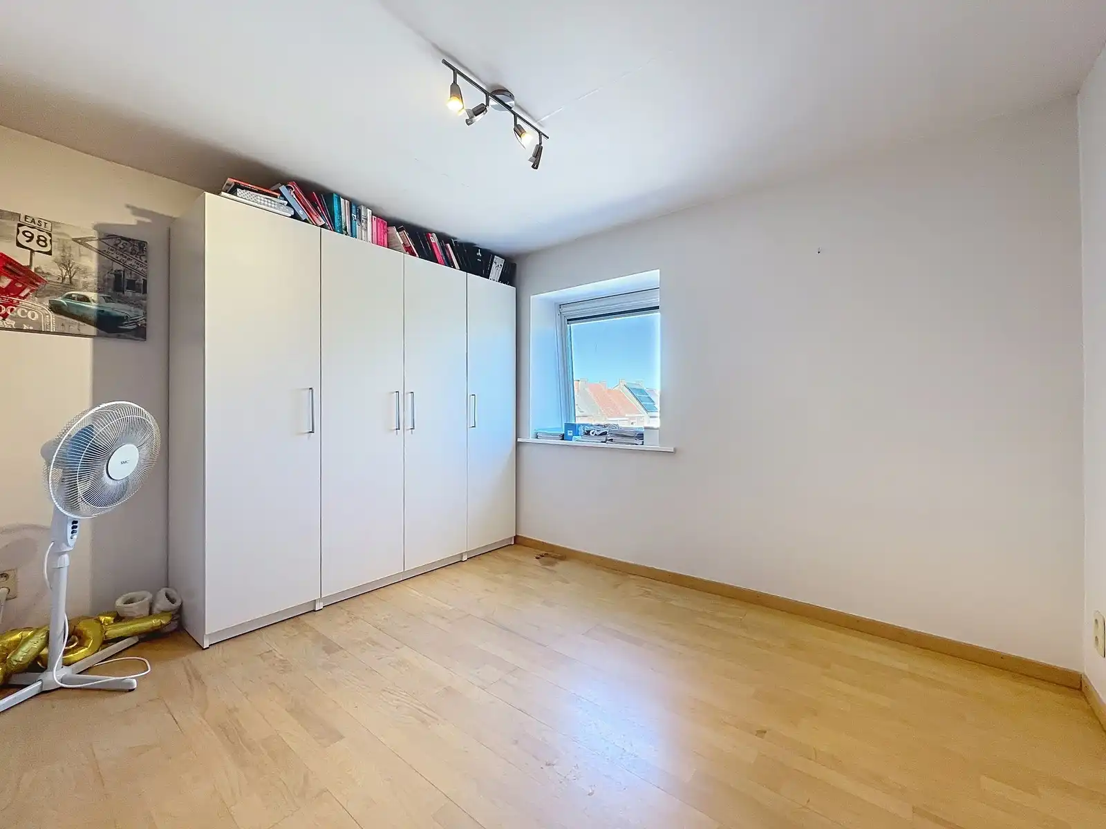 Prachtig HERENHUIS (met o.a. 5 slpk, garage en tuin), apart KANTOOR-gebouw en 630 m2 MAGAZIJNEN op zeer goede ligging te KORTRIJK ! Géén renovatieverplichting! foto 17