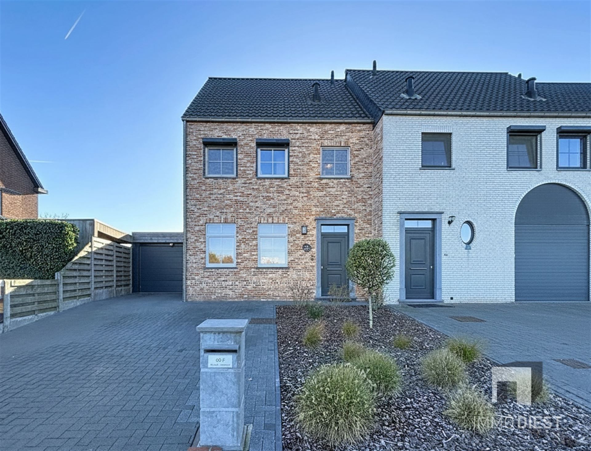 Moderne pastorijwoning op 3a 06ca met gunstige ligging in Veerle. foto {{pictureIndex}}