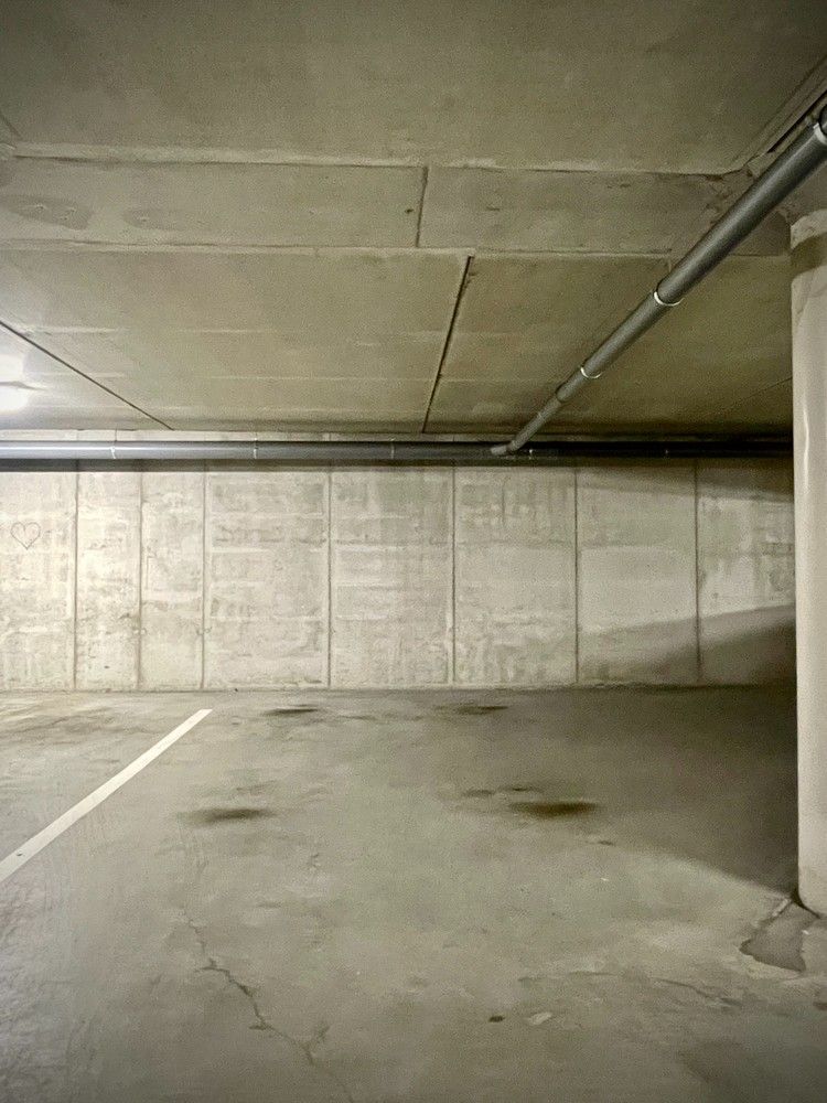 Modern 1 slpk. appartement op wandelafstand van het station en stadscentrum van Genk, met als extra troeven een apart ingericht bureau en groot terras met prachtig zicht. foto 11