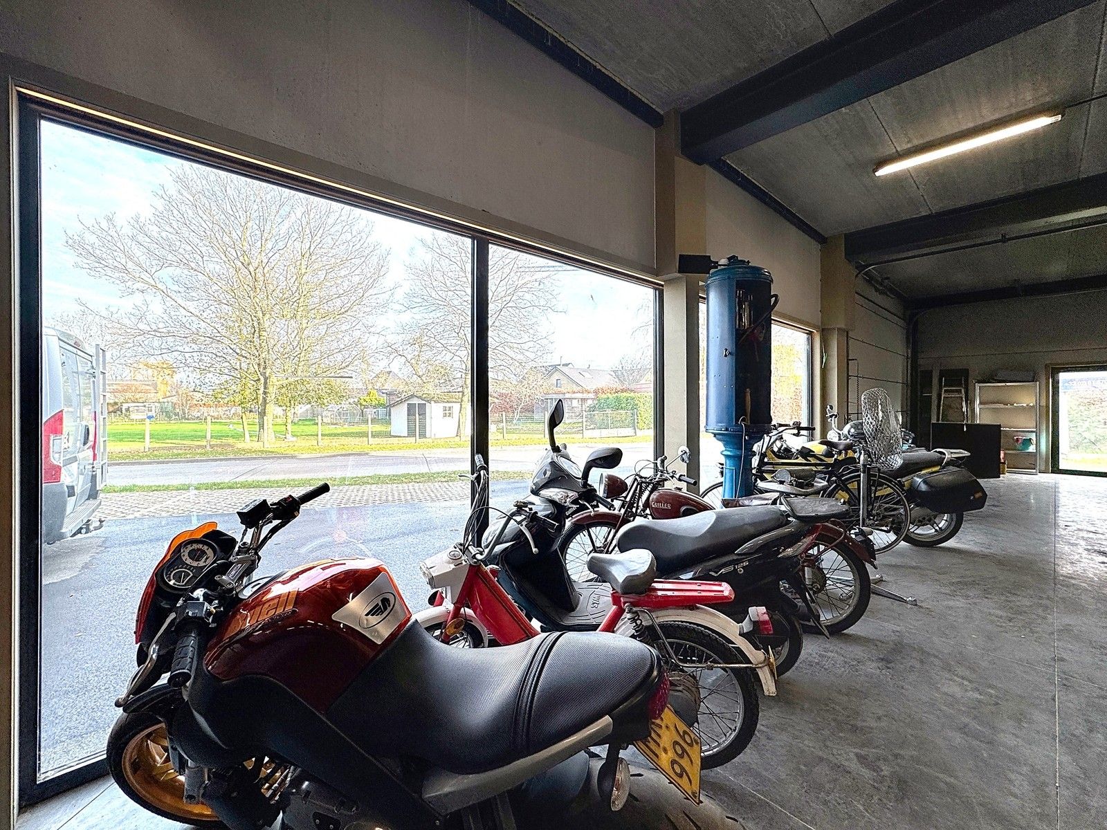 NB BEDRIJFSPAND bestaande uit MAGAZIJN met TOONZAAL/BURELEN en casco LOFT-APPARTEMENT met groot TERRAS. Op ambachtelijke zone "Schatting" te Zedelgem foto 5