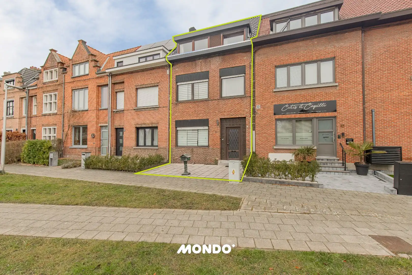 Deels gerenoveerde gezinswoning met 5 à 6 slaapkamers en tuin met achteruitweg foto {{pictureIndex}}