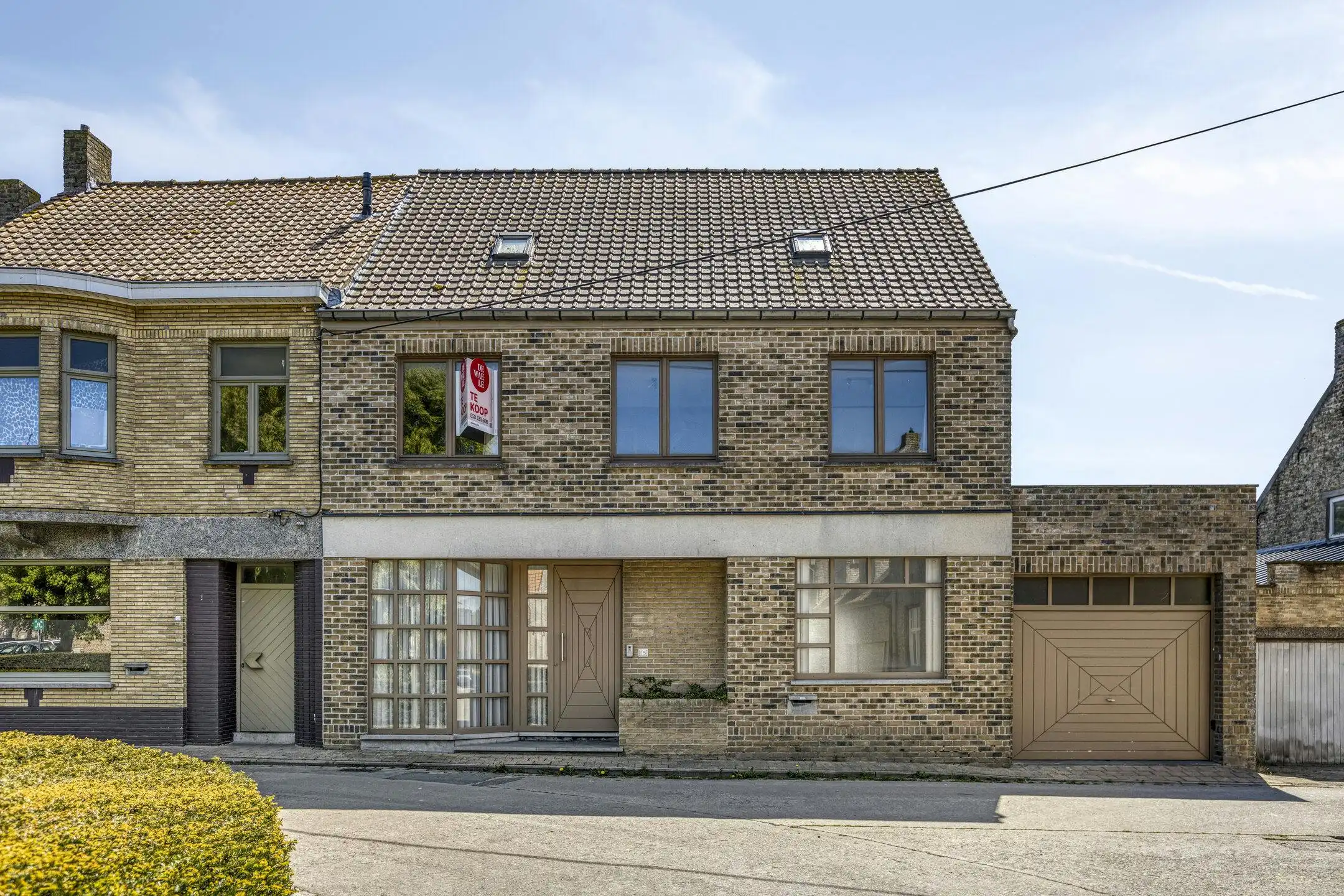 Ruime woning met 5 slaapkamers, tuin en garage te Lo-Reninge. foto {{pictureIndex}}