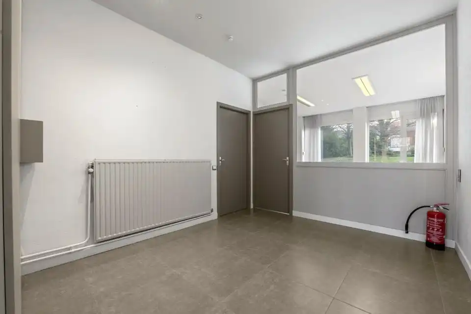 RUIME KANTOORRUIMTE VLAKBIJ HET CENTRUM VAN SINT-TRUIDEN foto 14