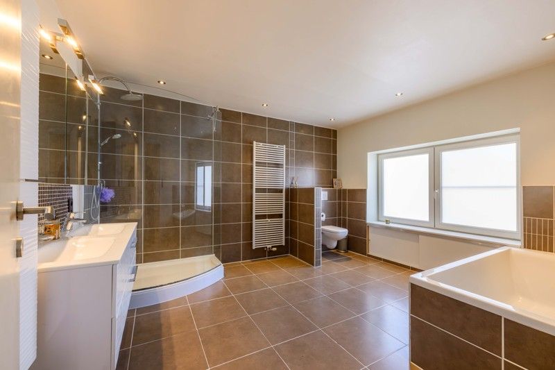 PERFECTE STARTERSWONING! Tot in de puntjes gerenoveerde woning nabij hartje Beveren-Leie! foto 16