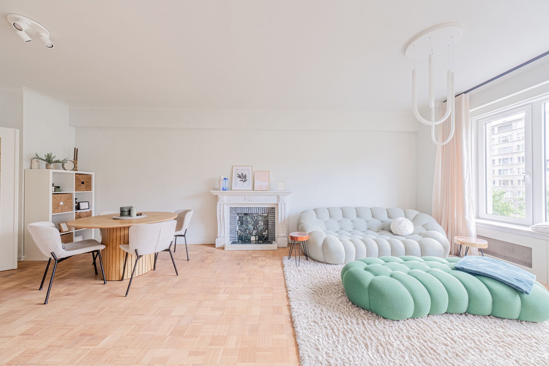 Volledig bemeubeld en gerenoveerd appartement met terras  foto {{pictureIndex}}