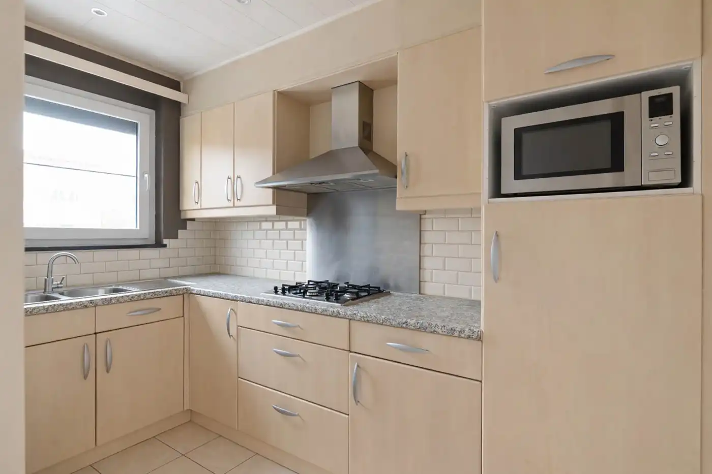 Gezellig app. op 1e verd. met 2 slpk., terras en garage foto 8