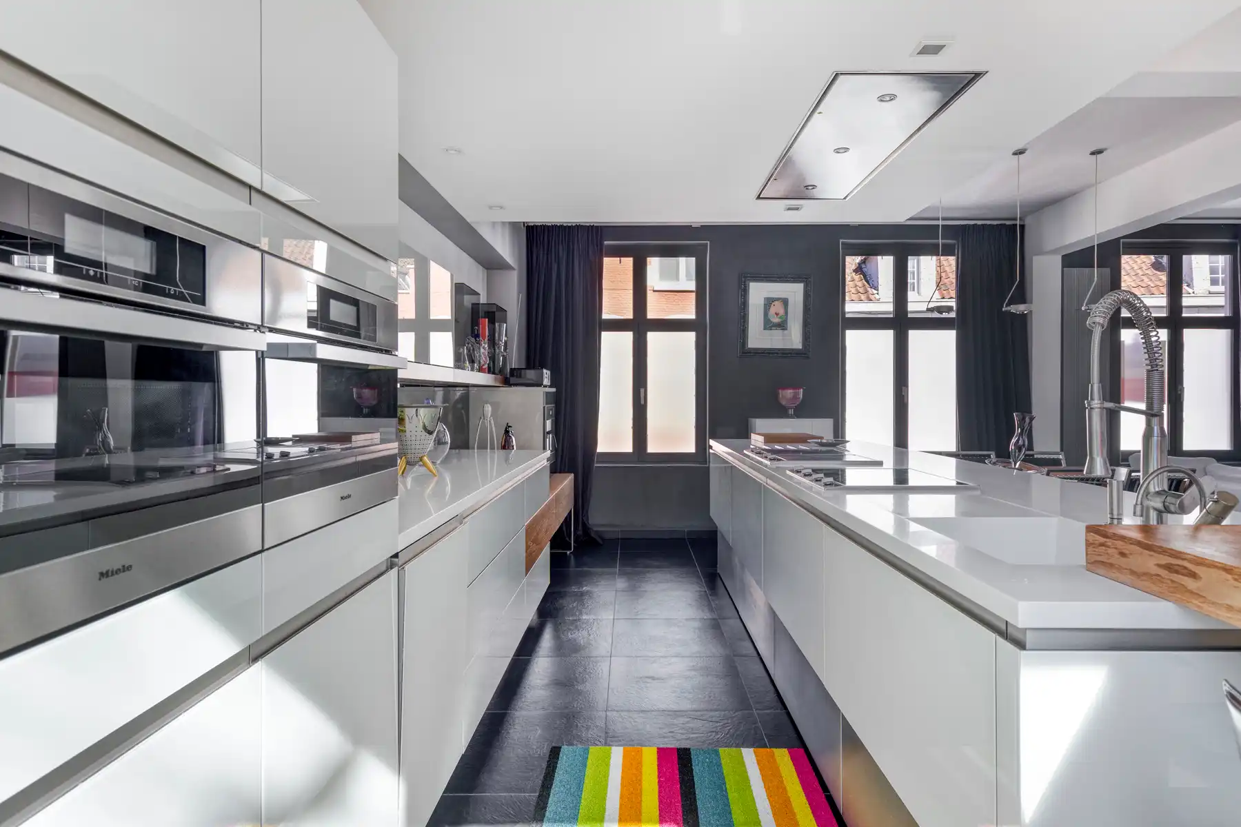 Gerenoveerde (2010) burgerwoning met dubbele garage foto 3