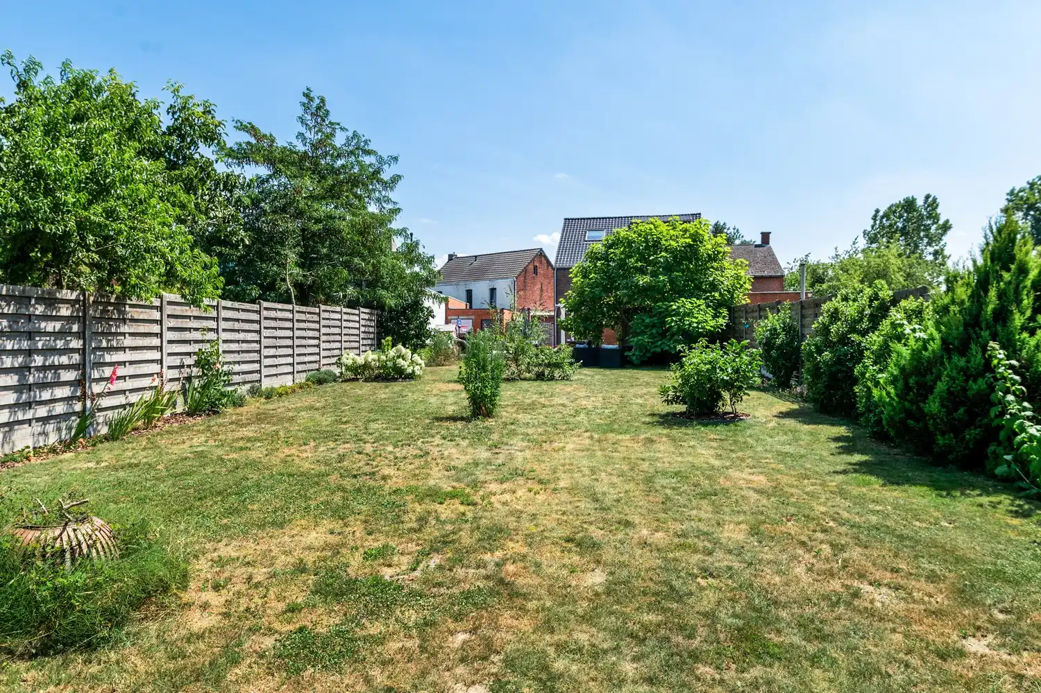 Gerenoveerde HOB met 3 slpkrs, aparte garage en leuke tuin in centrum van Rijmenam foto 16