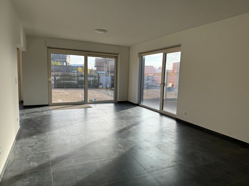 Nieuwbouw appartement van 120 m² op het gelijkvloers met 2 slaapkamers. foto {{pictureIndex}}