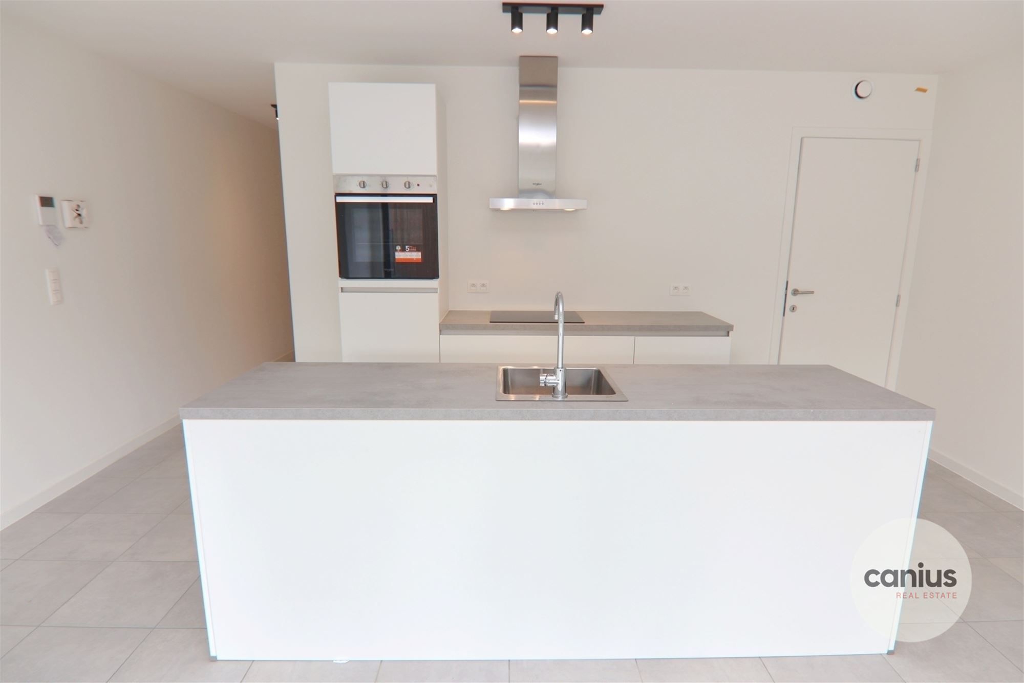 GESCHILDERD NIEUWBOUWAPP. IN HARTJE HASSELT MET 3 SLKS + TERRAS, TUIN & PARKING foto 2