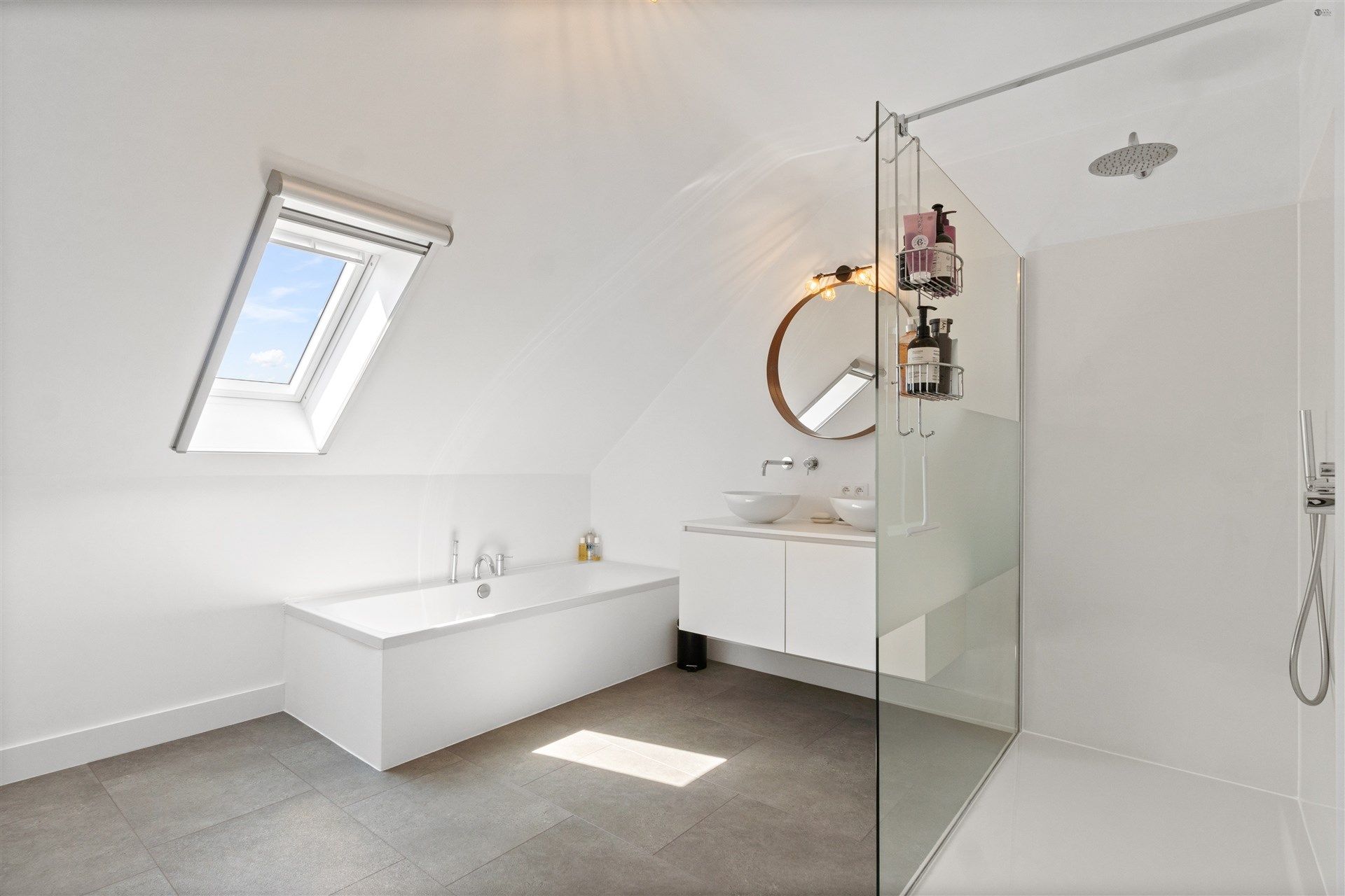 Top afgewerkte woning met 5 slaapkamers en 2 badkamers foto 30