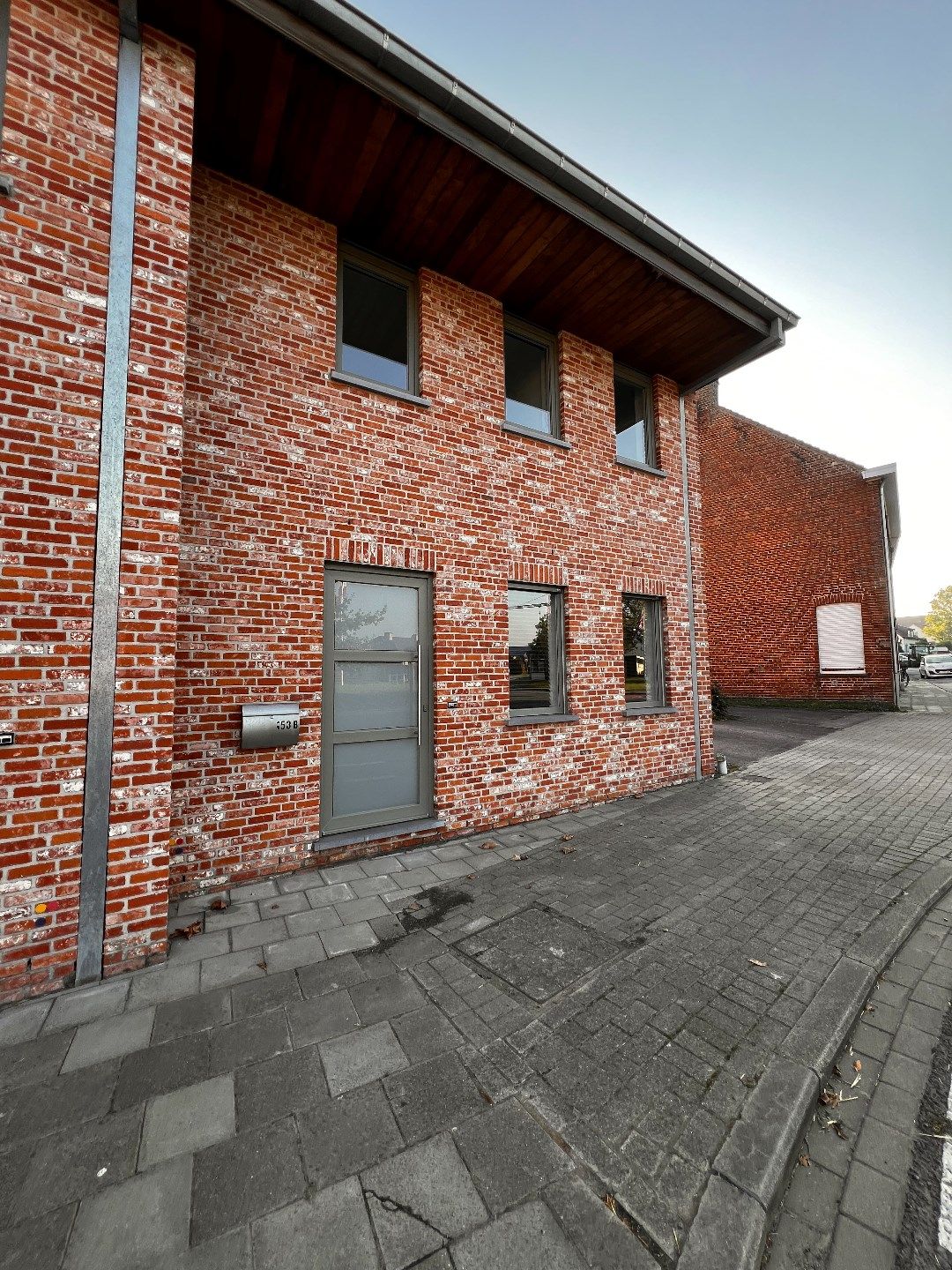 HALFOPEN WONING MET 3 SLAAPKAMERS, ZONNIGE TUIN EN GARAGE foto 1