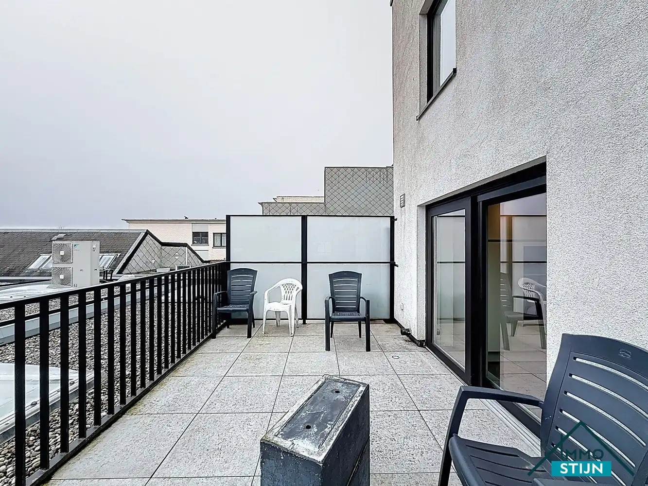 Recente duplex met drie slaapkamers en een garage foto 13
