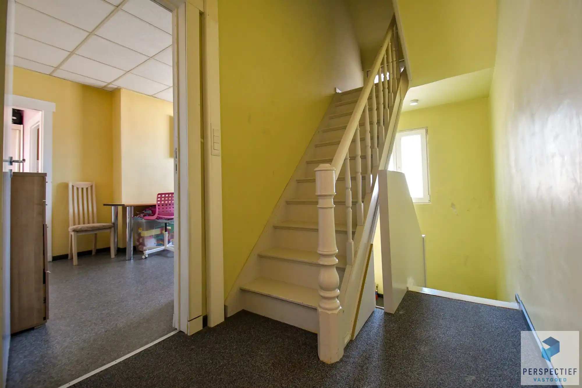 Handelsgelijkvloers en appartement te Adegem foto 9