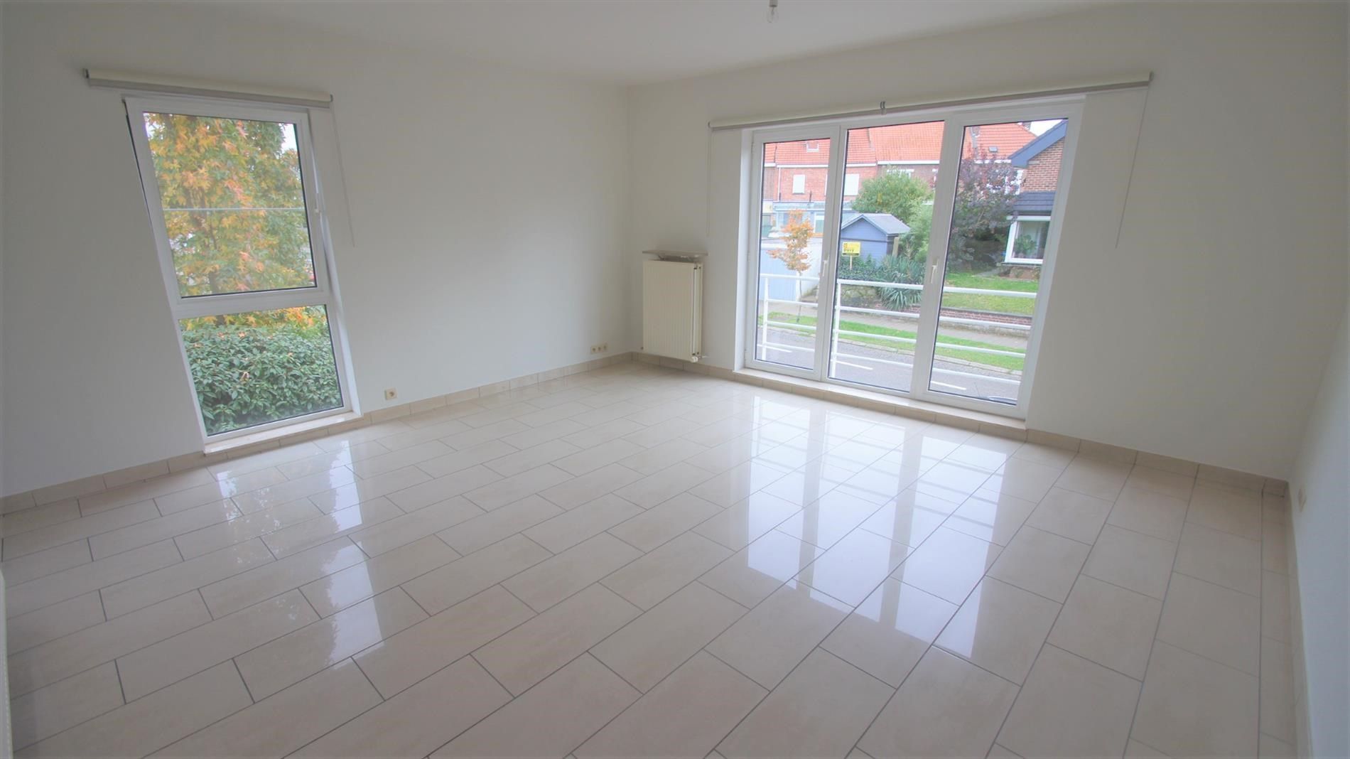 Goed gelegen appartement met 2 slaapkamers en garage. foto 2