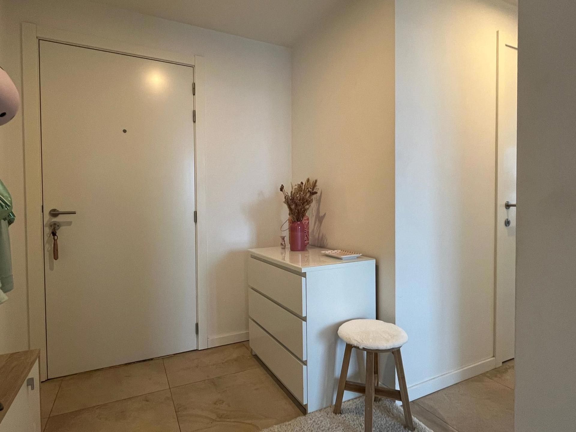 Prachtig twee-slaapkamerappartement mét parking en terras. foto 8