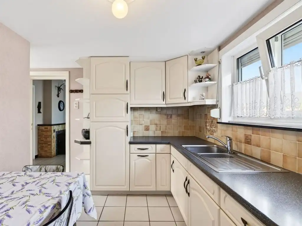 Verzorgde, vrijstaande woning, op te frissen naar eigen smaak foto 20