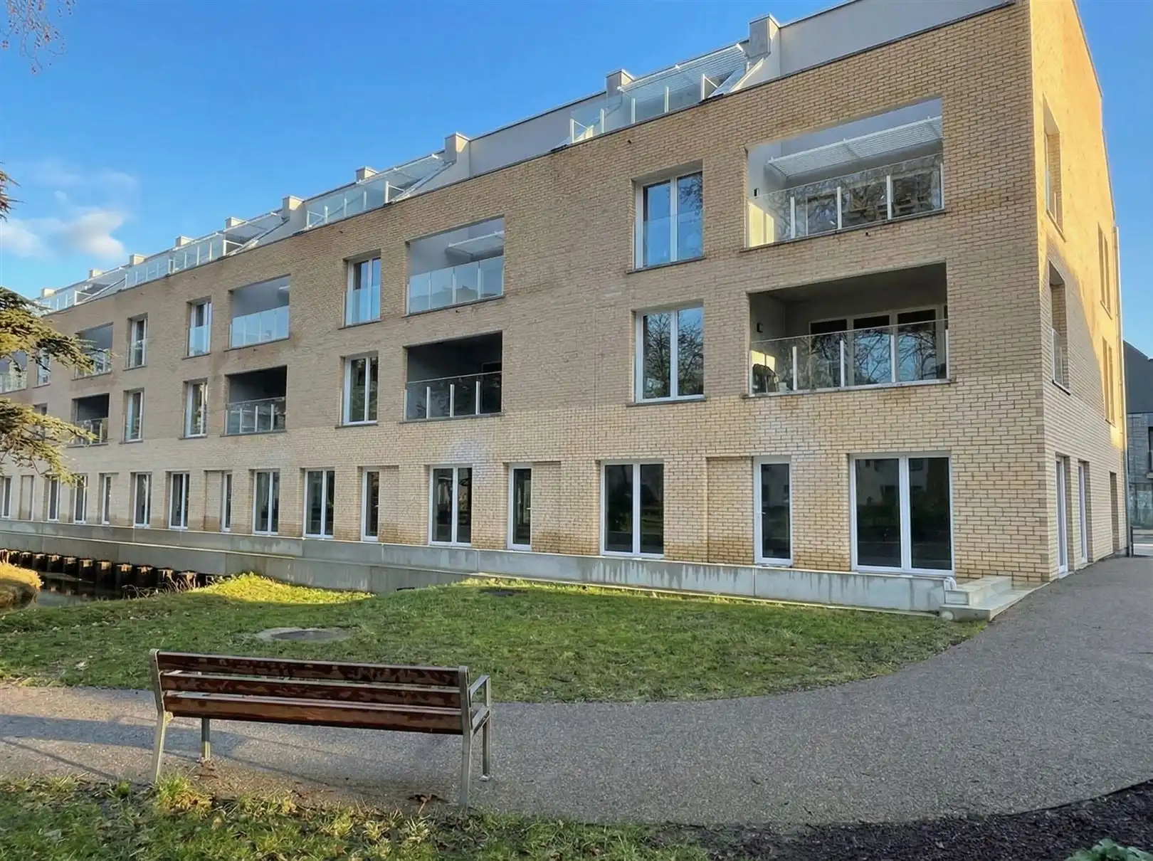 Gelijkvloers van 707m² (of 3 kleinere units) foto 2