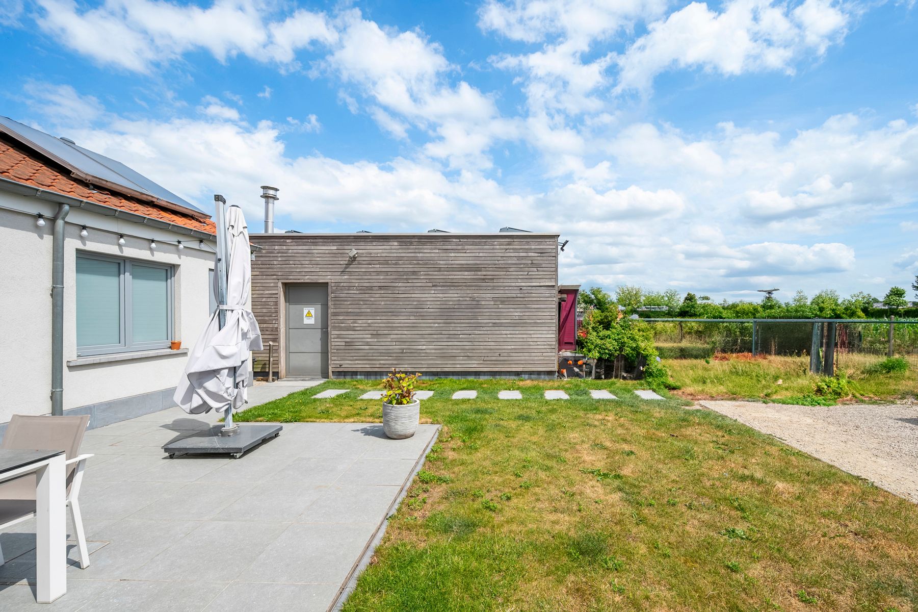Instapklare woning met 4 slaapkamers en magazijn foto 2